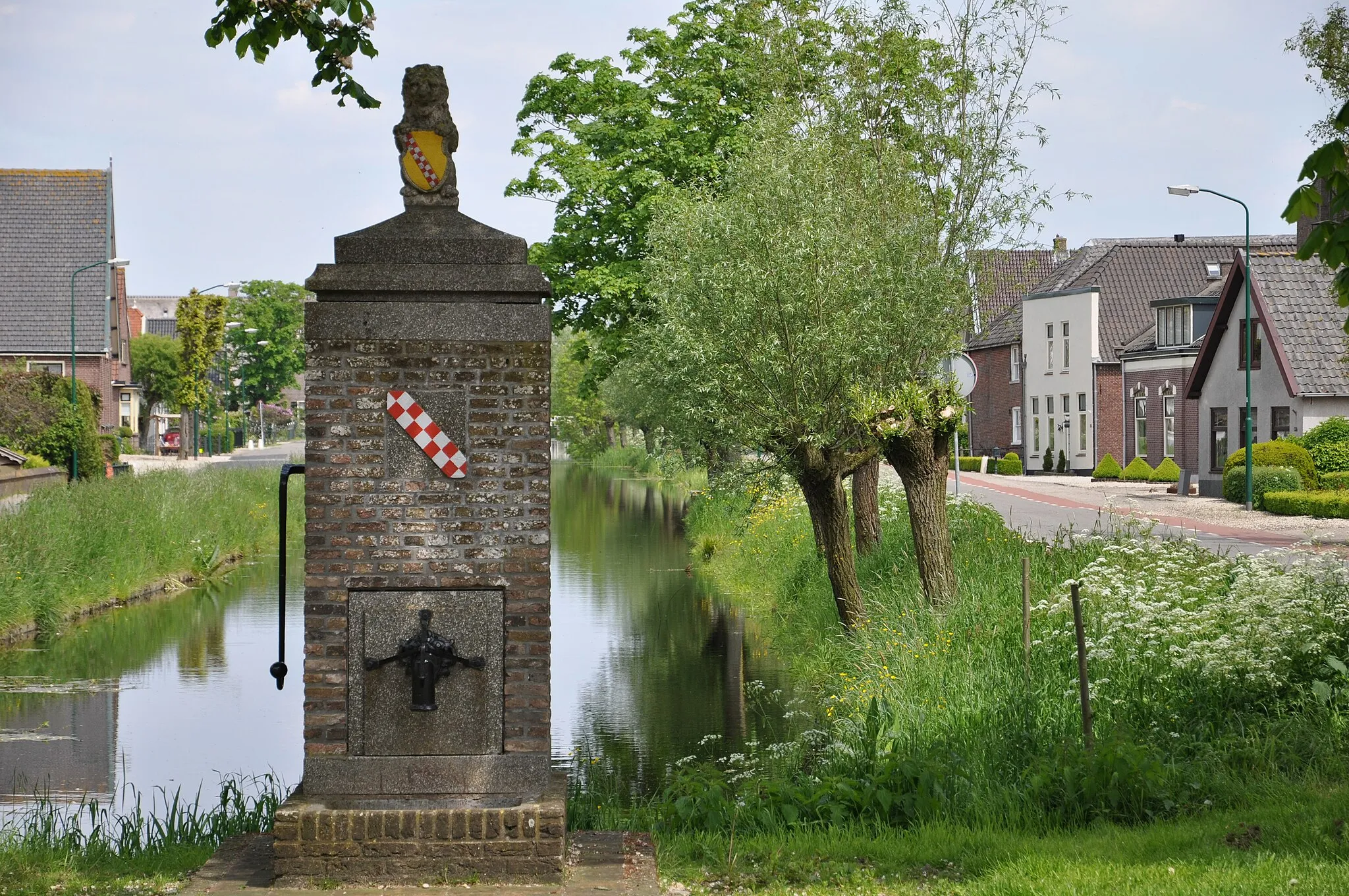 Photo showing: Waterpomp in Polsbroek met daarop een leeuw met het oude gemeentewapen.