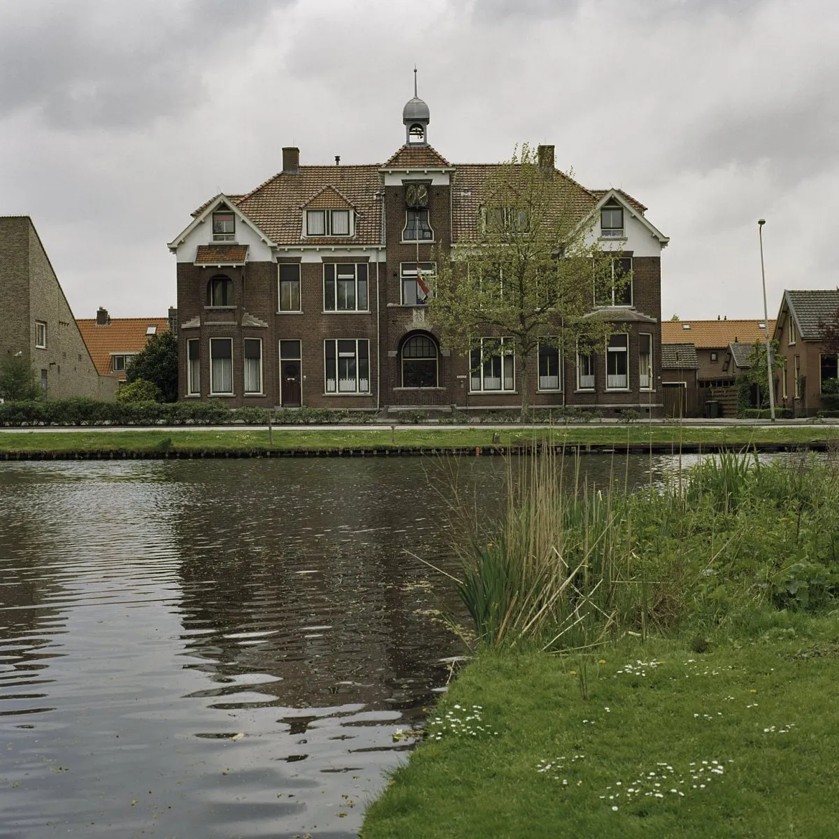 Photo showing: Voormalig Raadhuis: Overzicht voorgevel met klokkentorentje, risalieten en uitgebouwd portaal (opmerking: Gefotografeerd voor Monumenten In Nederland Zuid-Holland)