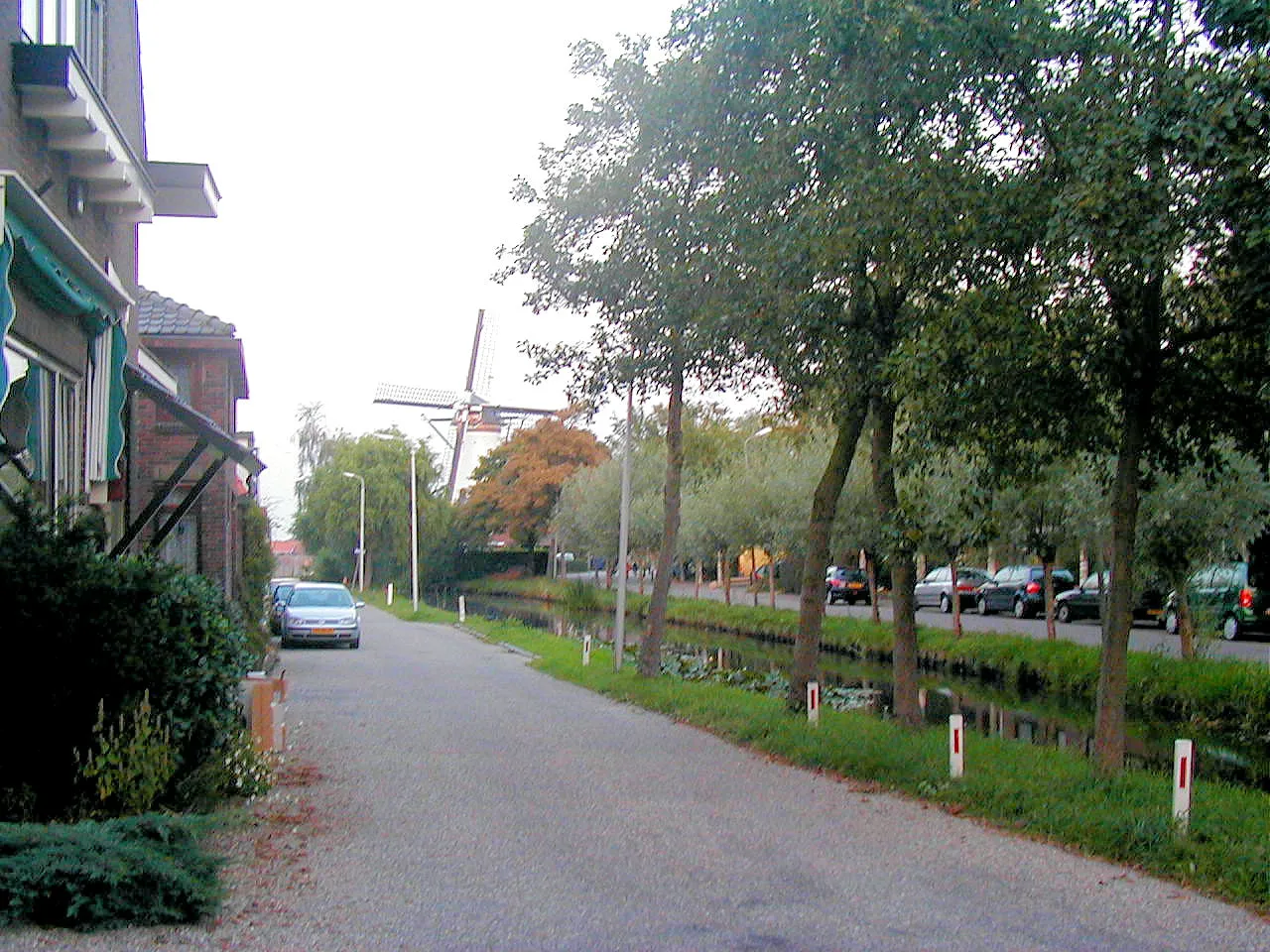 Photo showing: DescriptionBenthuizen dijk dorpstraat.jpg

foto van de Dijk (voorgrond) en aan de overkant van de ringvaart de Dorpsstraat van nl:Benthuizen met op de achtergrond molen De Haas.
Date

4 September 2003
Source

Own work
Author

Mike Spaans
Permission (Reusing this file)

Volgens licentie; altijd oorspronkelijk auteur vermelden