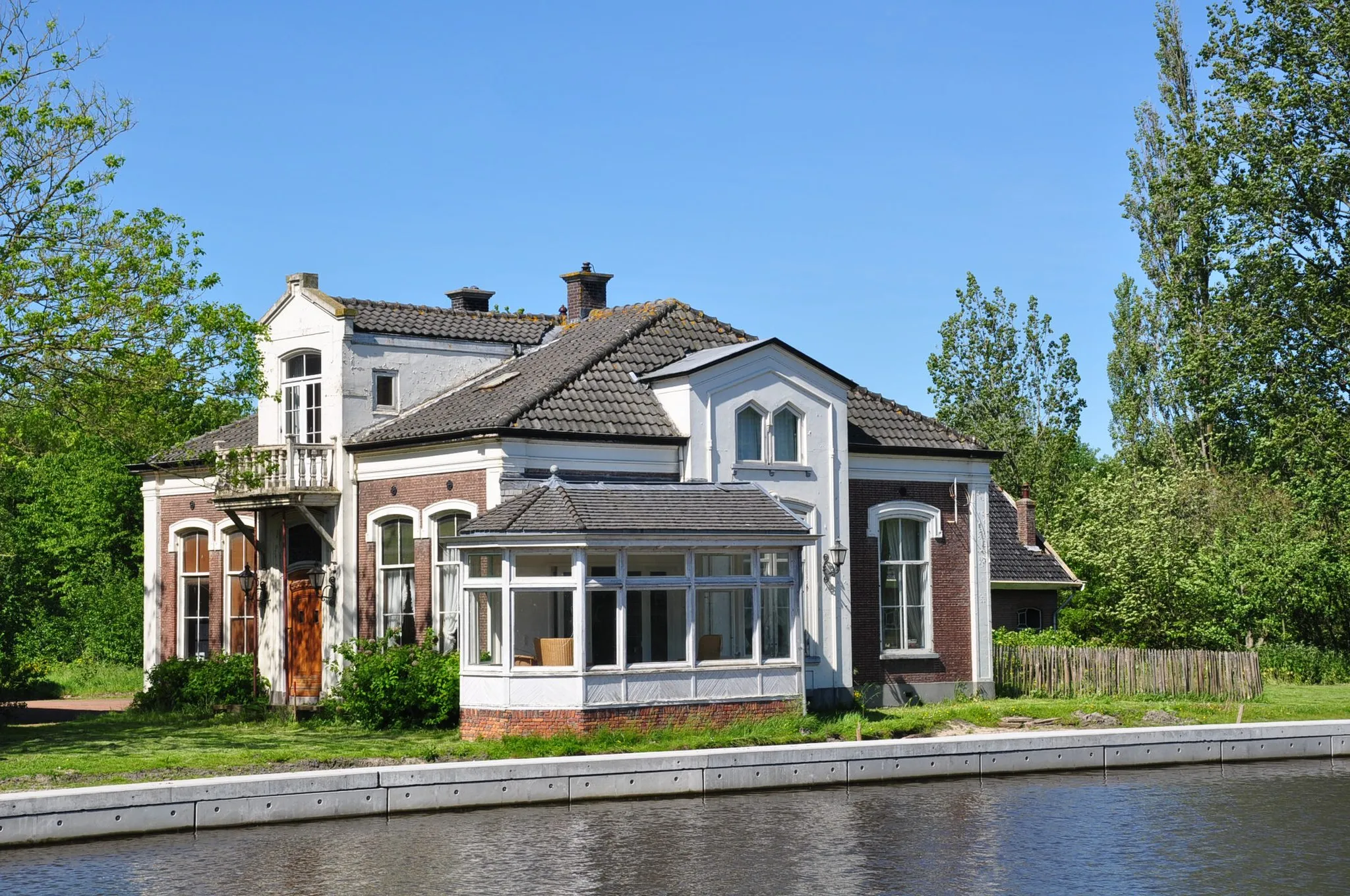 Photo showing: Home of the managing director of the former pottery factory "Nieuw Werklust" along the Old Rhine at Groenendijk (a hamlet between Zoeterwoude-Rijndijk and Hazerswoude-Rijndijk, municipality Rijnwoude, Province South Holland, Netherlands). The house was built in the late 19th century and is a listed building.