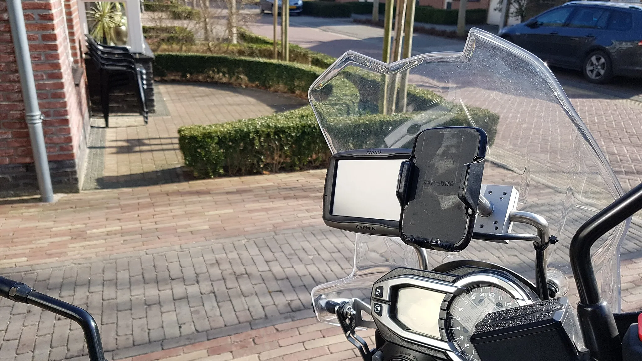 Photo showing: Tiger 800 GPS mount met het orriginele grote scherm