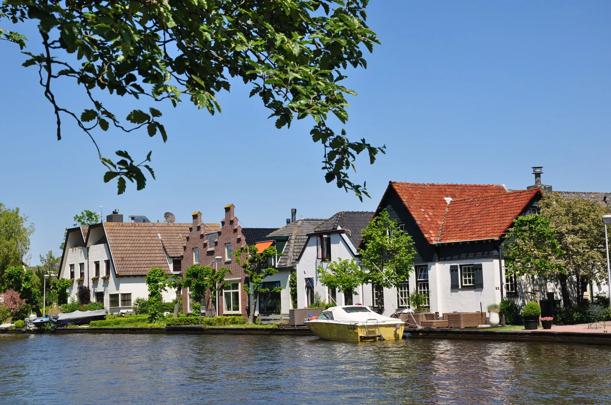 Photo showing: Spring in Woubrugge on the Woudwetering canal (municipality Kaag en Braassem, Province South Holland, Netherlands).