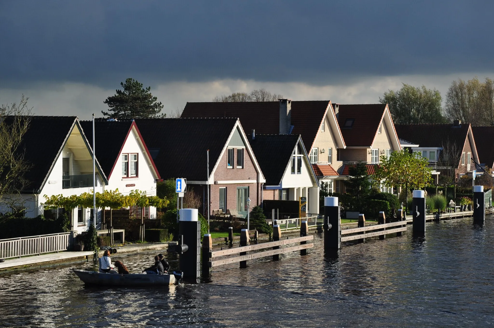 Photo showing: Houses on the Woudwetering canal in Woubrugge (municipality Kaag en Braassem, Province South Holland, Netherlands).