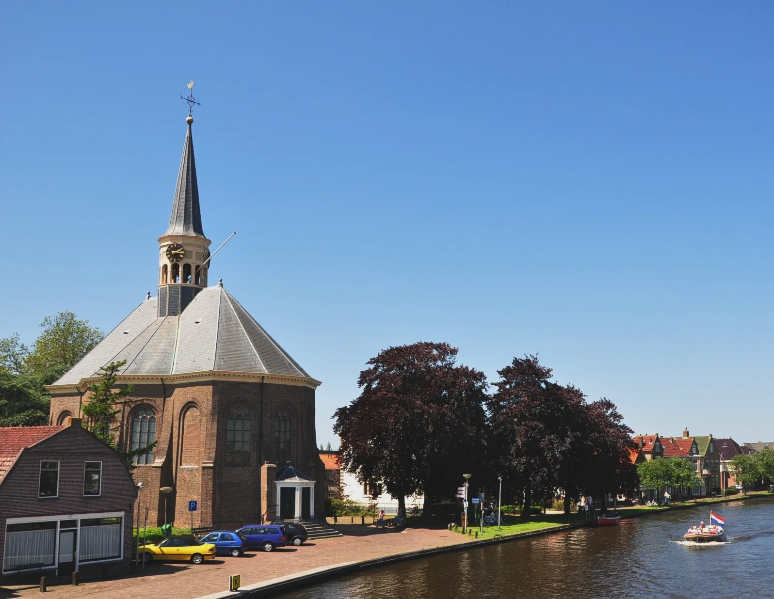 Photo showing: The old village centre of Woubrugge on the Woudwetering canal with the Netherlands' Reformed Church, a listed building (municipality Kaag en Braassem, Provincie South-Holland, Netherlands).