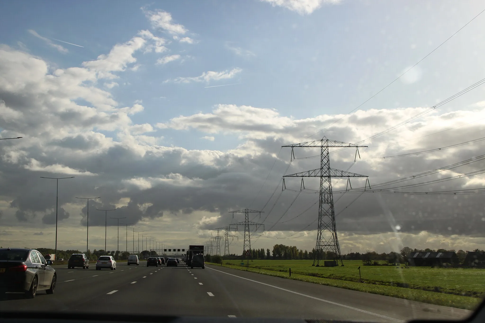 Photo showing: Rijksweg 2 (A2) und 380-kV-Freileitung bei Nieuwer Ter Aa, Stichtse Vecht, Niederlande