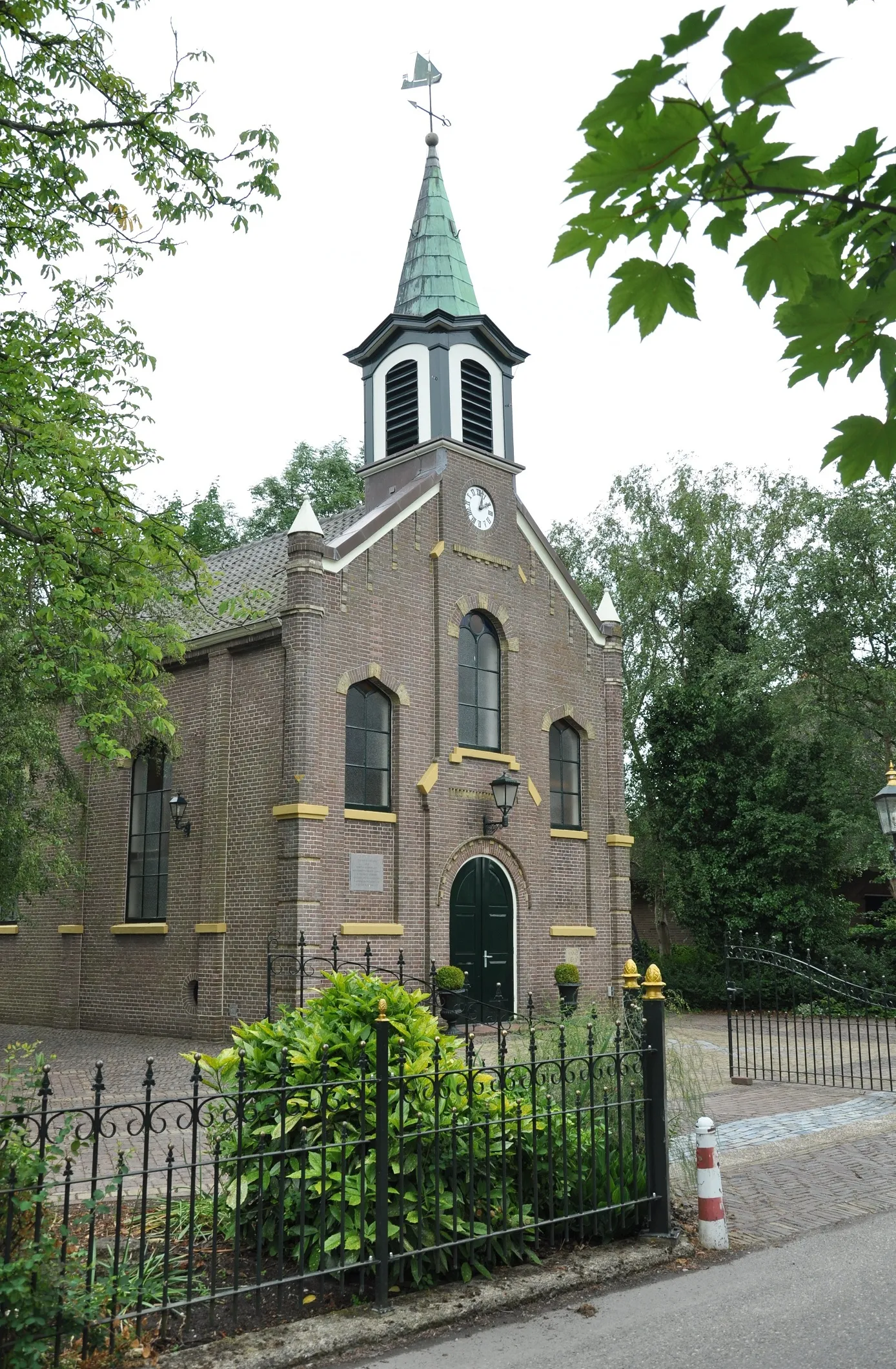 Photo showing: The Protestant church in Kaag (village) dates from 1873-74 (municipality Kaag en Braassem, Province South Holland, Netherlands). The village lies on an island in the Kaag Lakes.