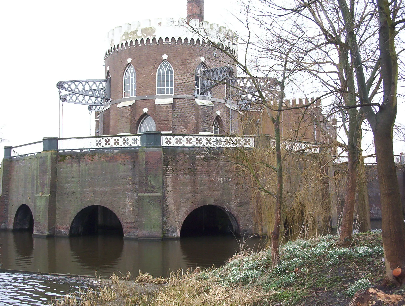 Photo showing: Back of Cruquius museum, showing 9 meter drop in water level from Spaarne river.