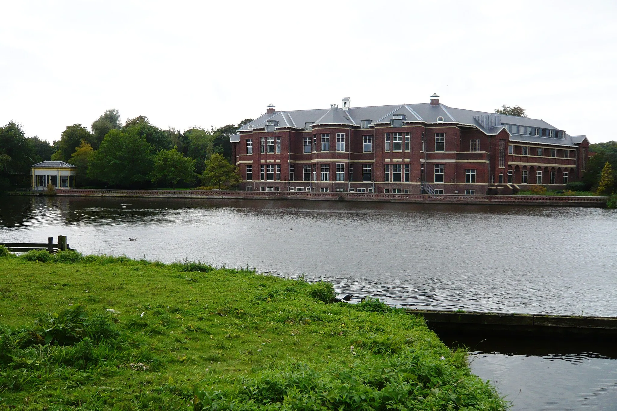 Photo showing: Bejaardentehuis "Spaar en Hout", Kleine Houtweg, Haarlem. Gezien vanaf het Spaarne. Links het theekoepeltje, en ertussen de tuin.