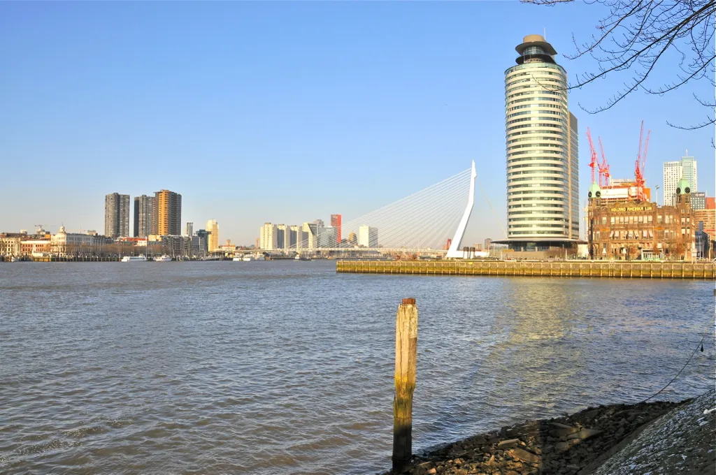Photo showing: Ontworpen door Norman Foster. Het gebouw telt 32 verdiepingen en is 124m hoog. Opgeleverd in 2001. Het wordt grotendeels gebruikt door het Havenbedrijf Rotterdam.