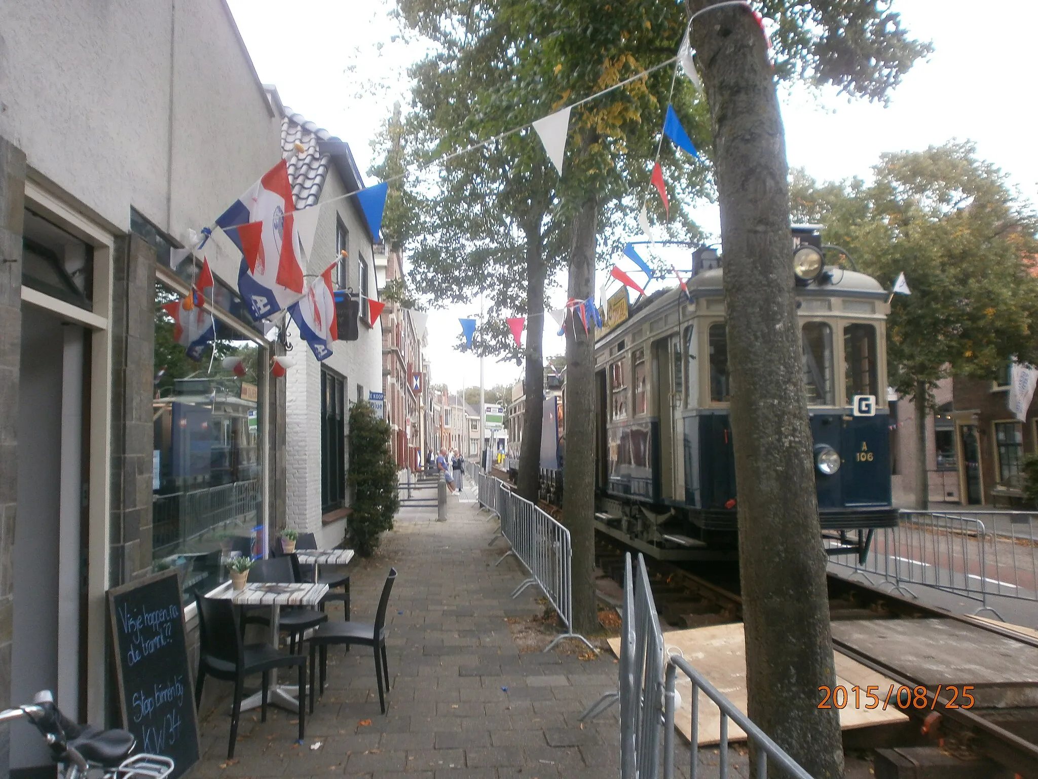 Photo showing: Blauwe tram bij tramovergang gedurende feestweek.