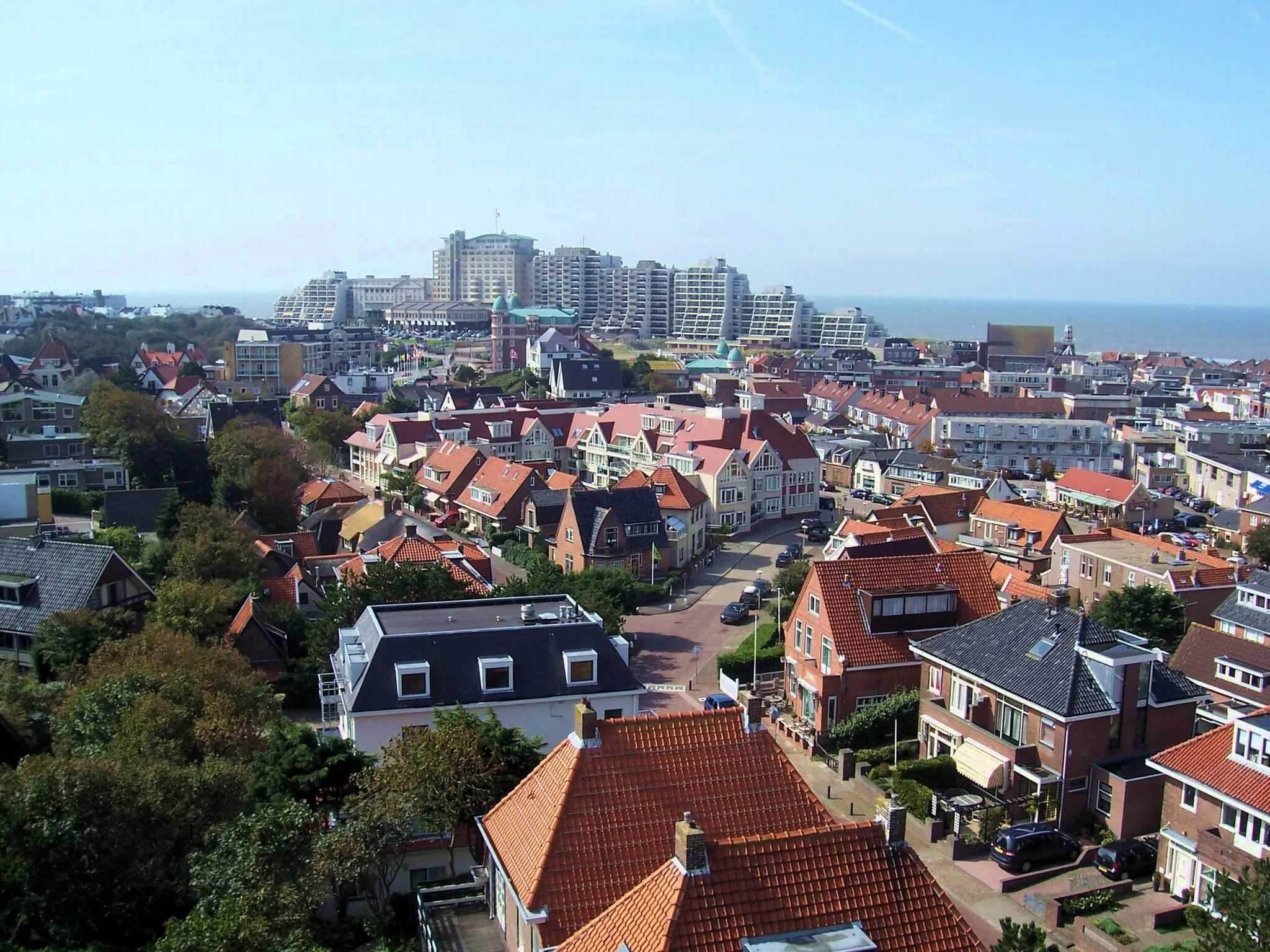 Photo showing: Watertower Noordwijk, 68 ft high and stands on a hill (about 90 ft, total, ca. 52 m. above sea level) sight over (the centre of) Noordwijk aan Zee, with hotel Huis ter Duin, the sea, and another part of Noordwijk aan Zee. Noordwijk-Binnen is not on this picture.