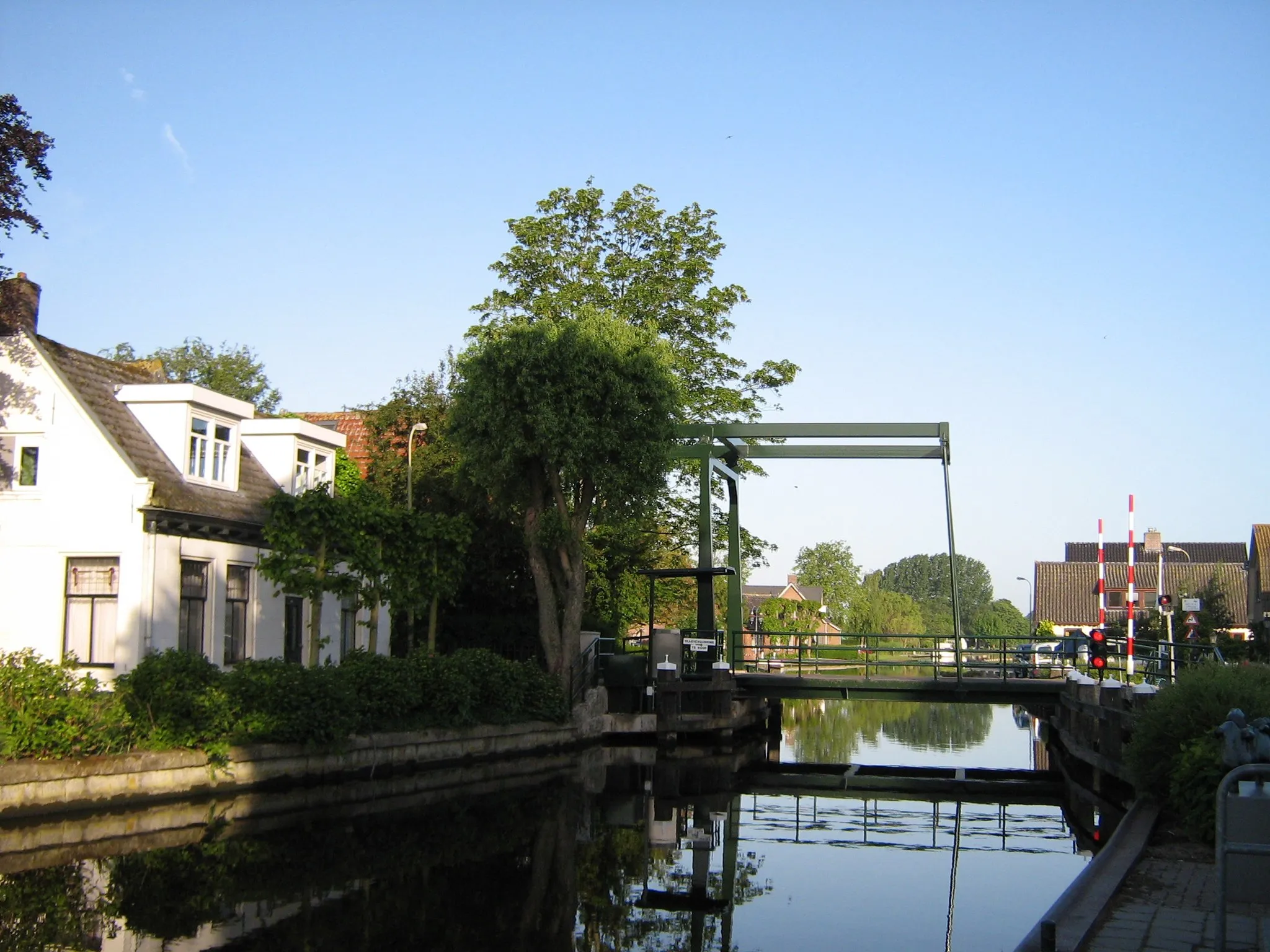 Photo showing: Photograph of the (only) bridge in the village of Bilderdam, which lies between Aalsmeer and Alphen aan de Rijn, in the Netherlands. This photograph was taken in a roughly westerly direction. It was made on the morning of May 20 2007 by the uploader, who has donated it to the public domain.