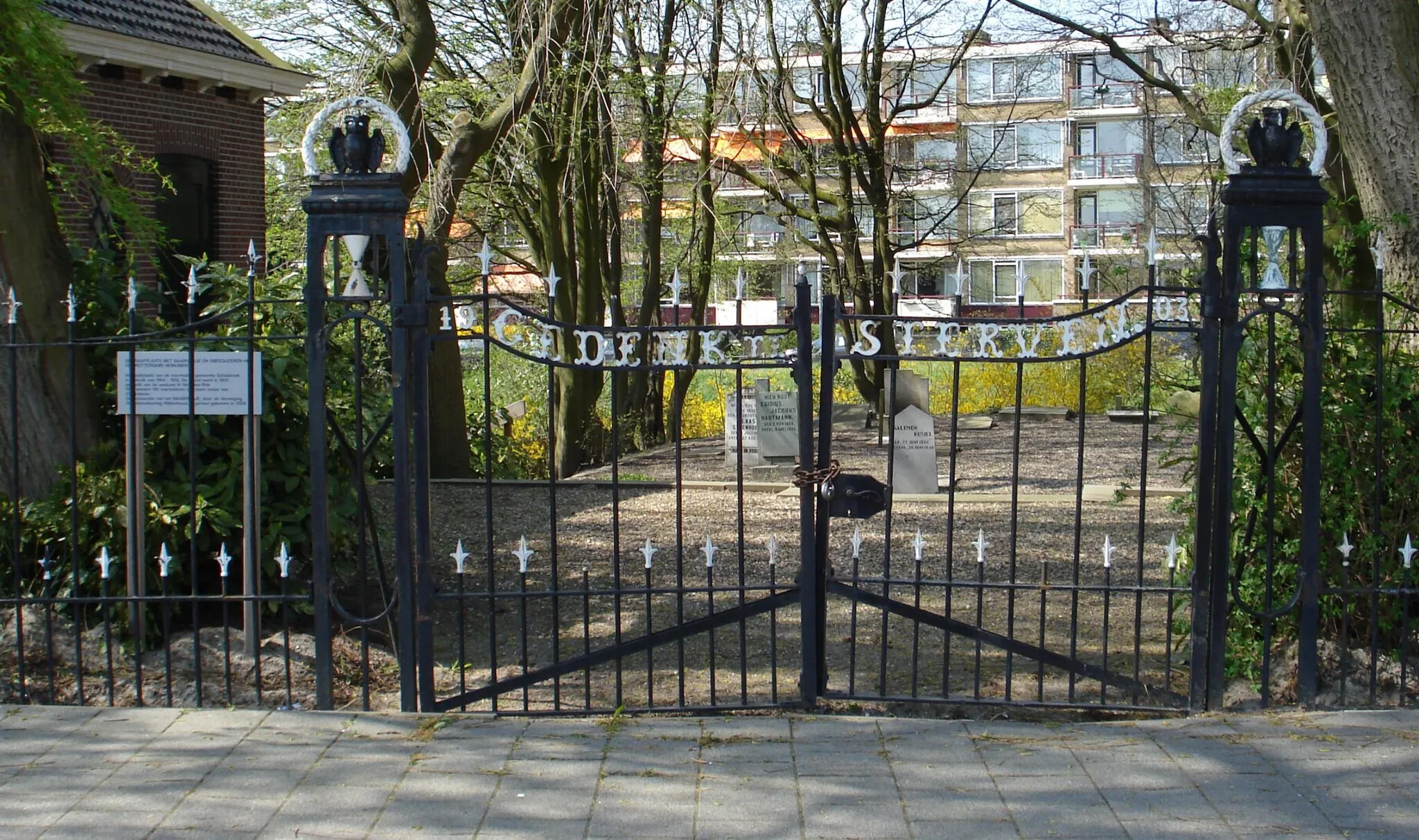 Photo showing: Rotterdam, Ringdijk 43. Begraafplaats en hek. Gemeentemonument.