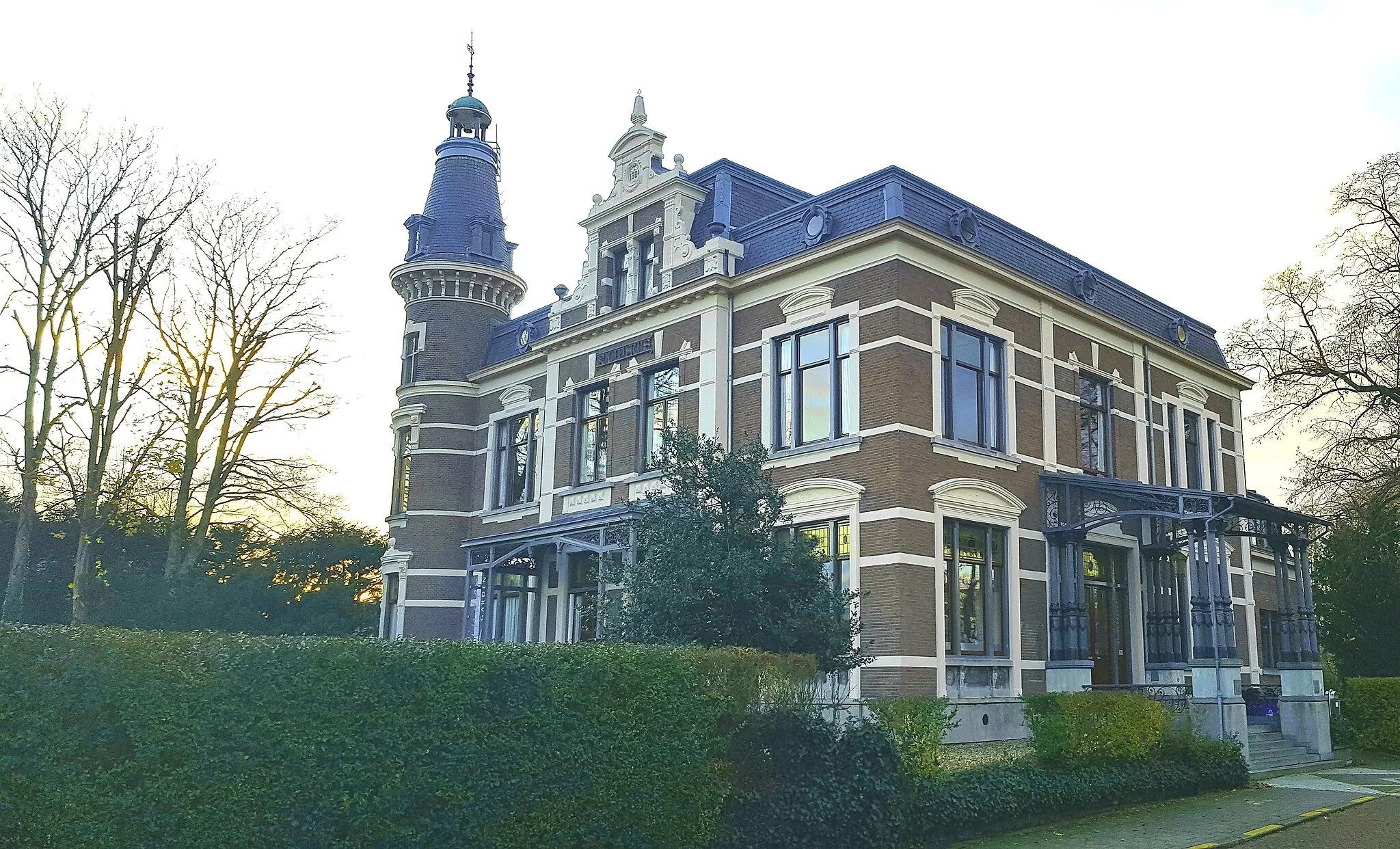 Photo showing: The last town hall of Hillegersberg, prior to its annexation by Rotterdam in 1941, was the Buitenlust villa on the C.N.A. Looslaan 1. This villa was built in 1884 in the style of the neo-Renaissance by architect J.J. van Waning (1830-1917) and was commissioned by the De Kat family.