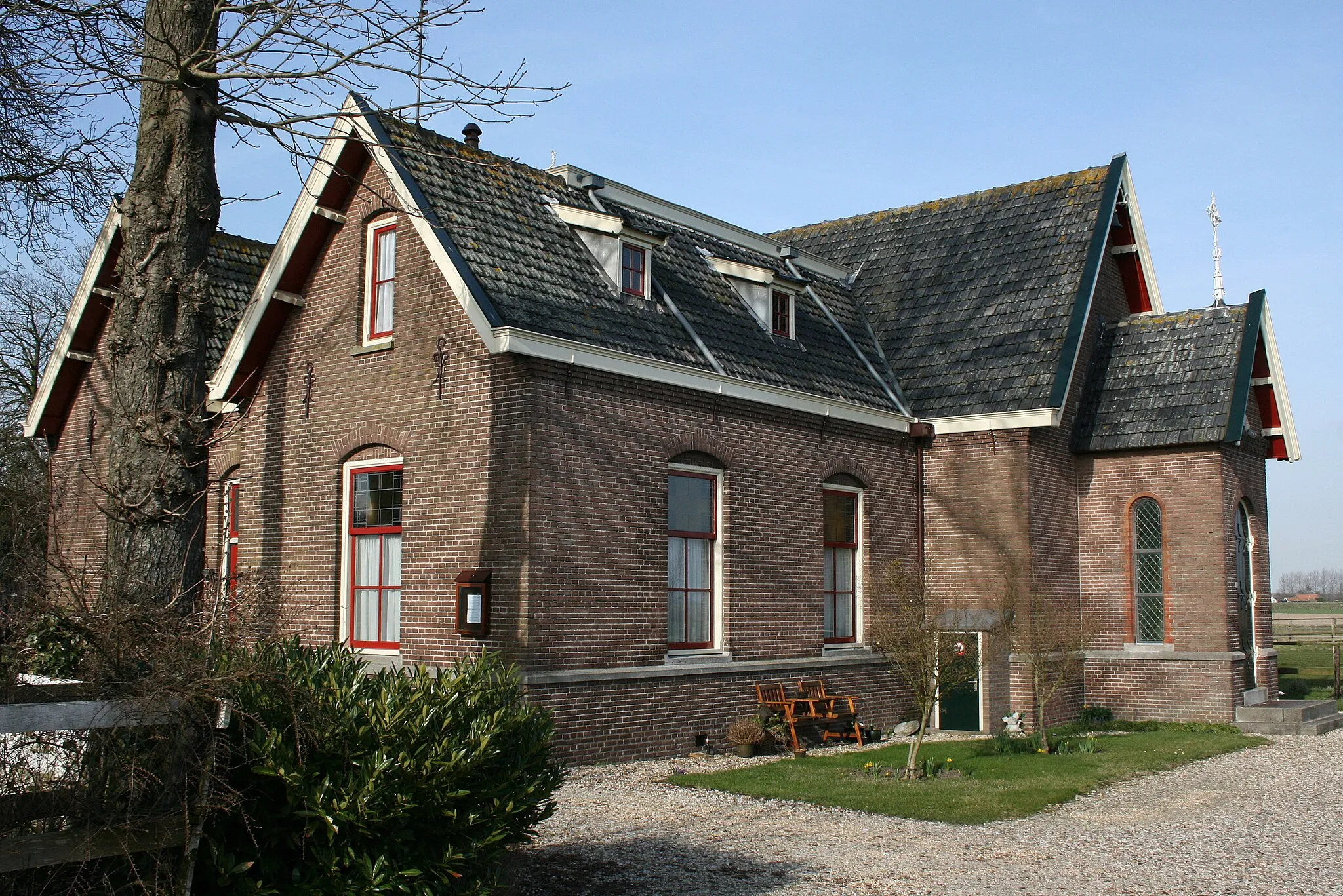 Photo showing: Deze kapel met pastorie werd gebouwd in het jaar 1900 en op 14 november van datzelde jaar ingewijd. De bouw werd mogelijk gemaakt door een legaat, ontvangen uit de nalatenschap van baron R.H.I. van Brienen en uit enkele schenkingen.