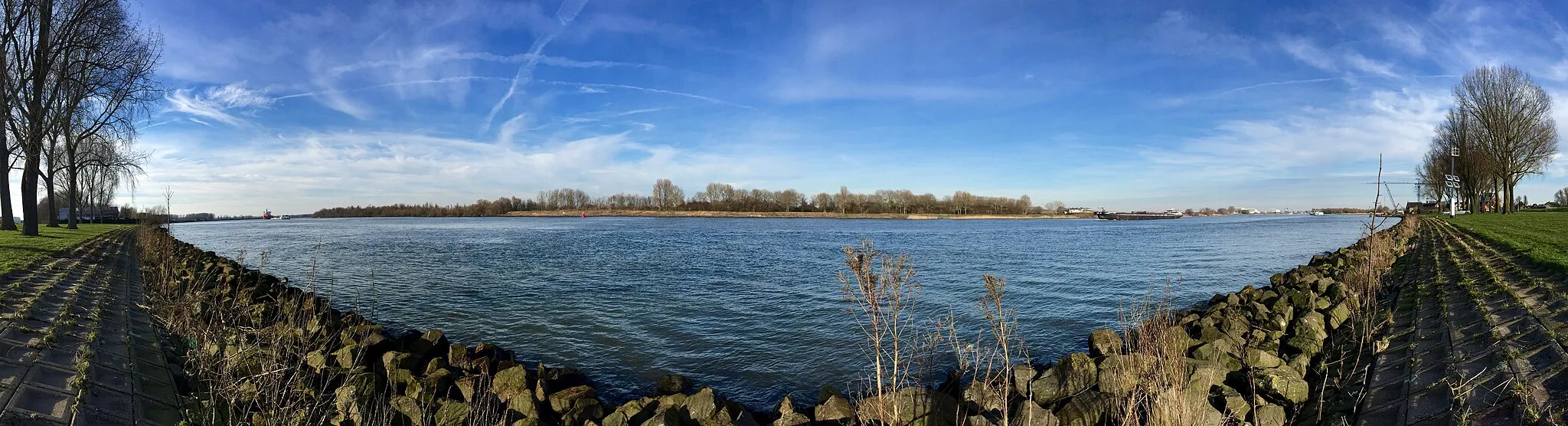 Photo showing: Een panorama van de Oude Maas ter hoogte van Puttershoek.