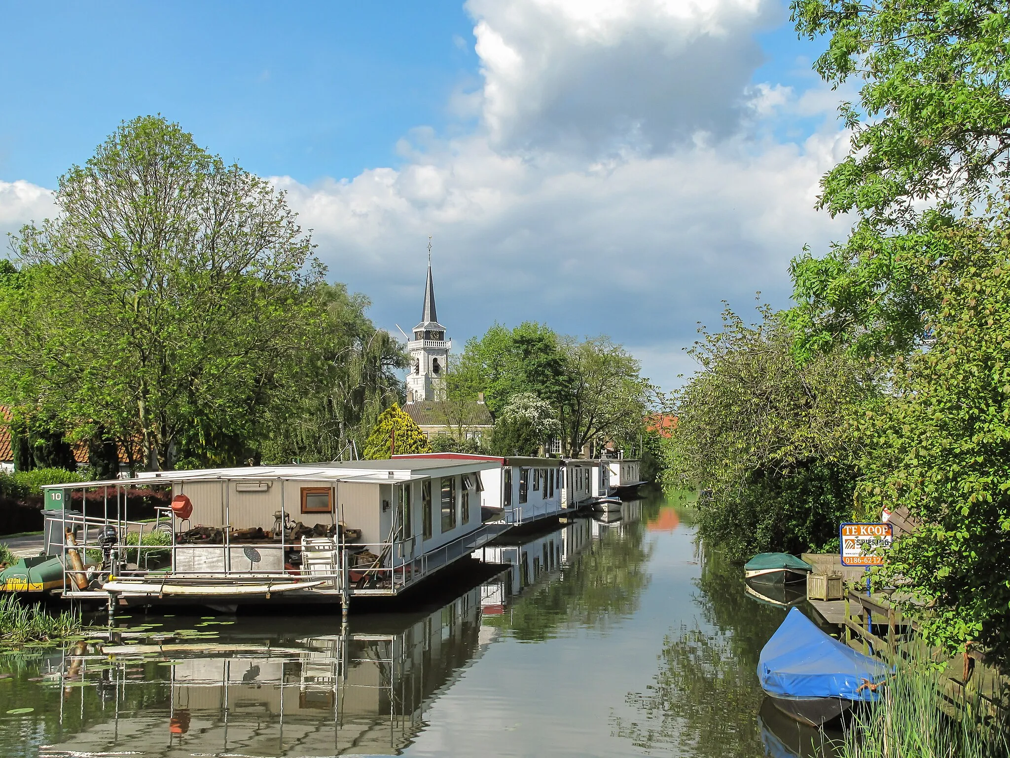 Photo showing: Puttershoek, view to a canal and church in the background