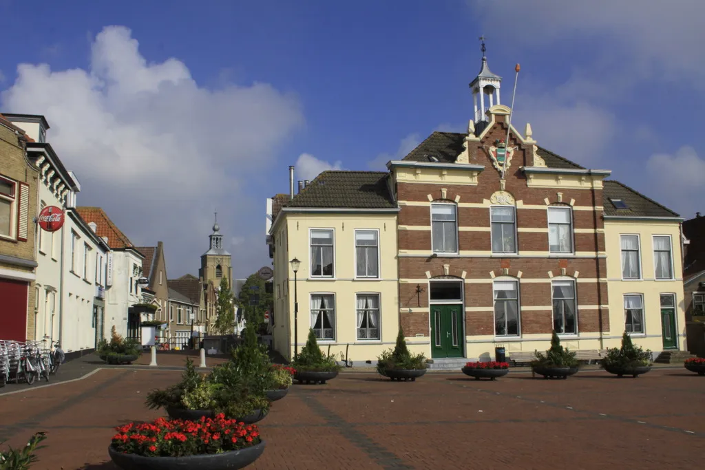 Photo showing: Op de Kaai in Oude-Tonge zien we het Oude Stadhuis met links de Voorstraat met in de verte de Hervormde kerk