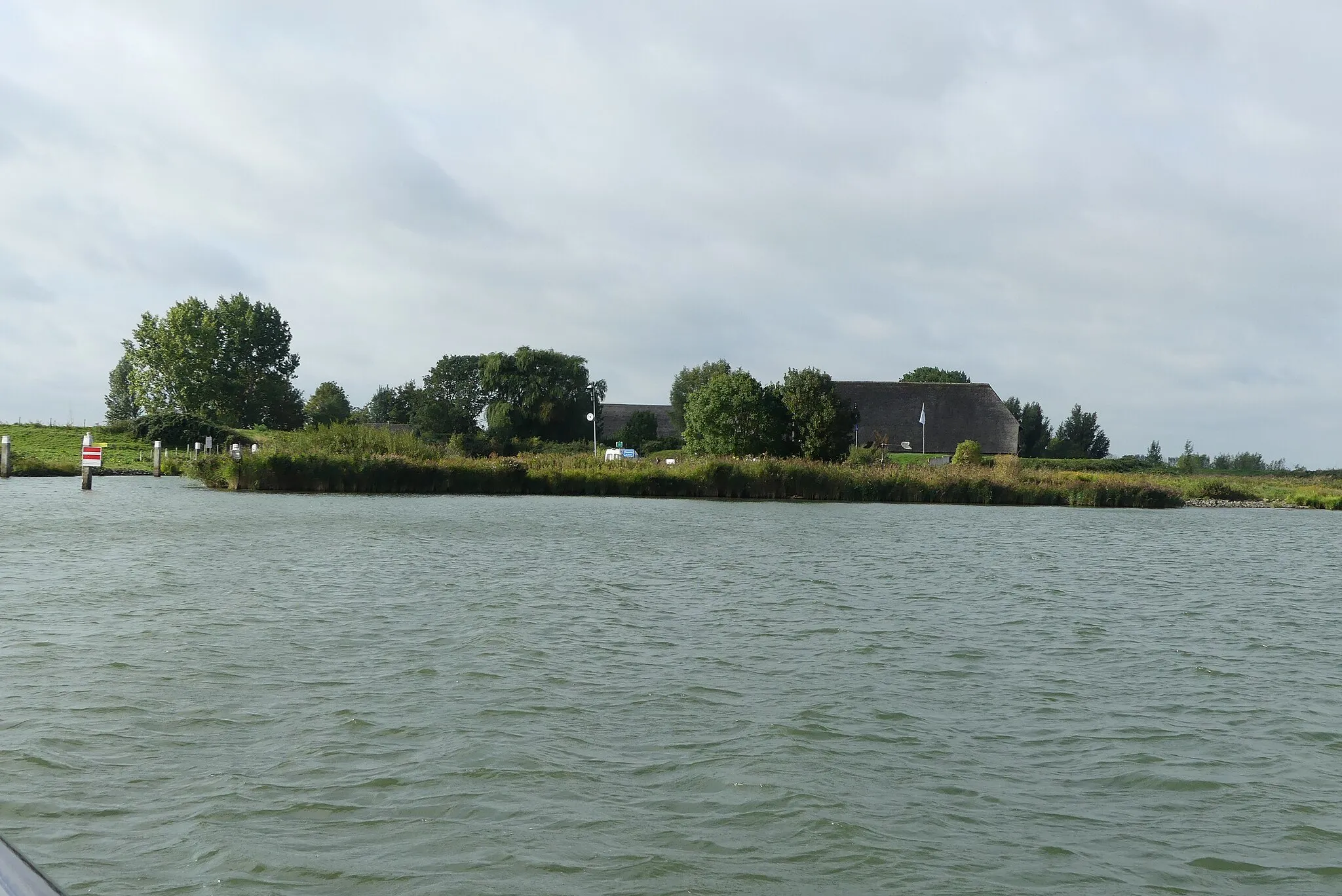 Photo showing: Zicht op het eiland Tiengemeten niet ver van de haven van Tiengemeten en het water het Vuile Gat gelegen in de provincie Zuid-Holland in Nederland