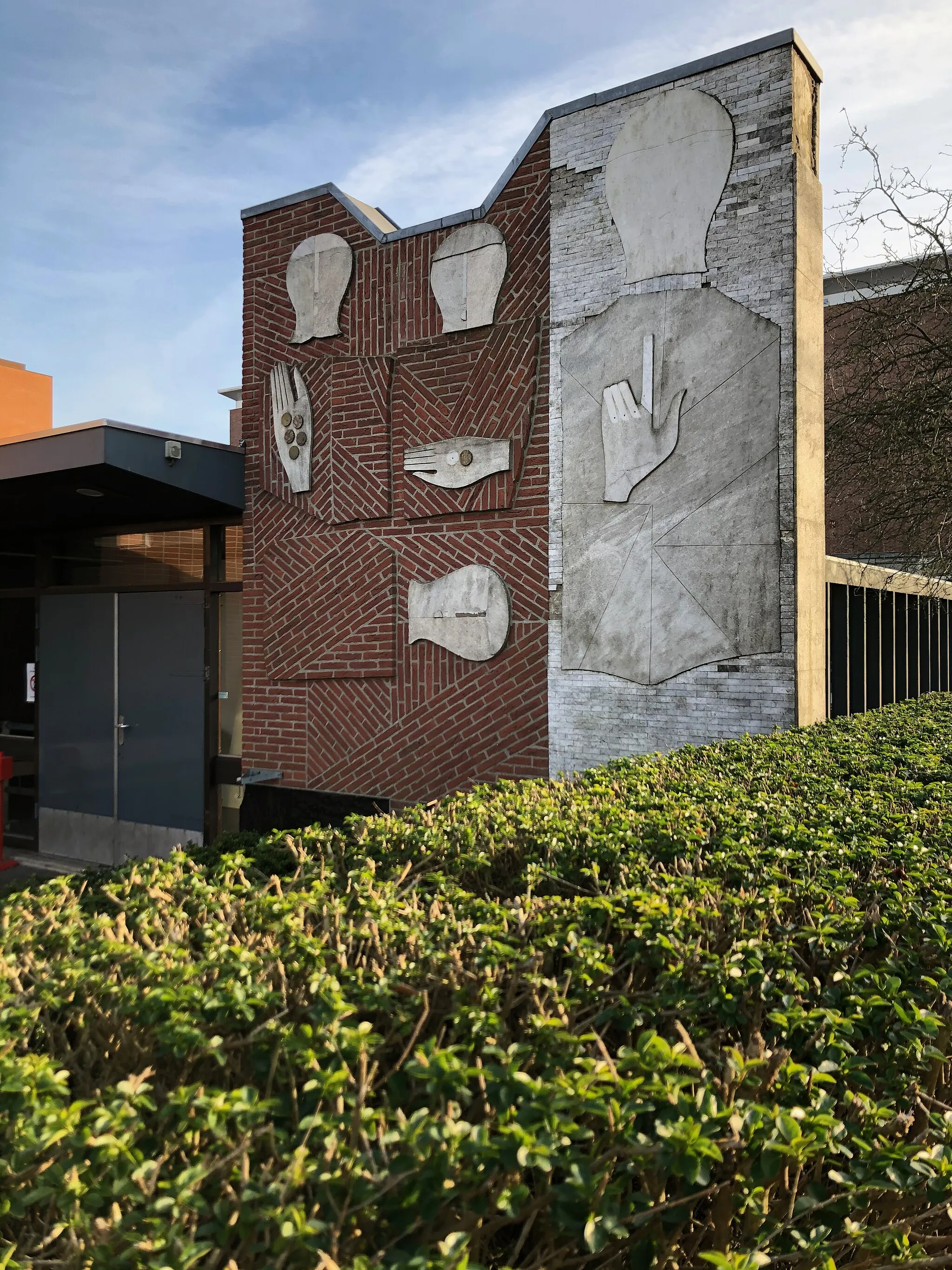 Photo showing: Public artwork, part of school in Rotterdam Zuid