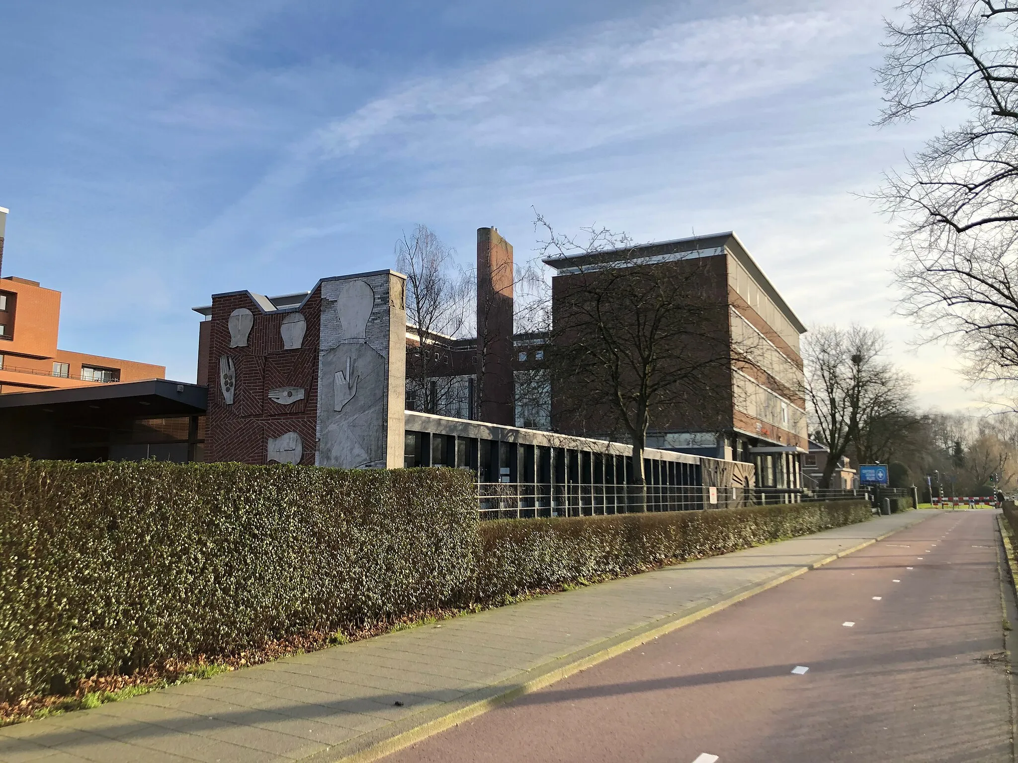 Photo showing: Public artwork, part of school in Rotterdam Zuid