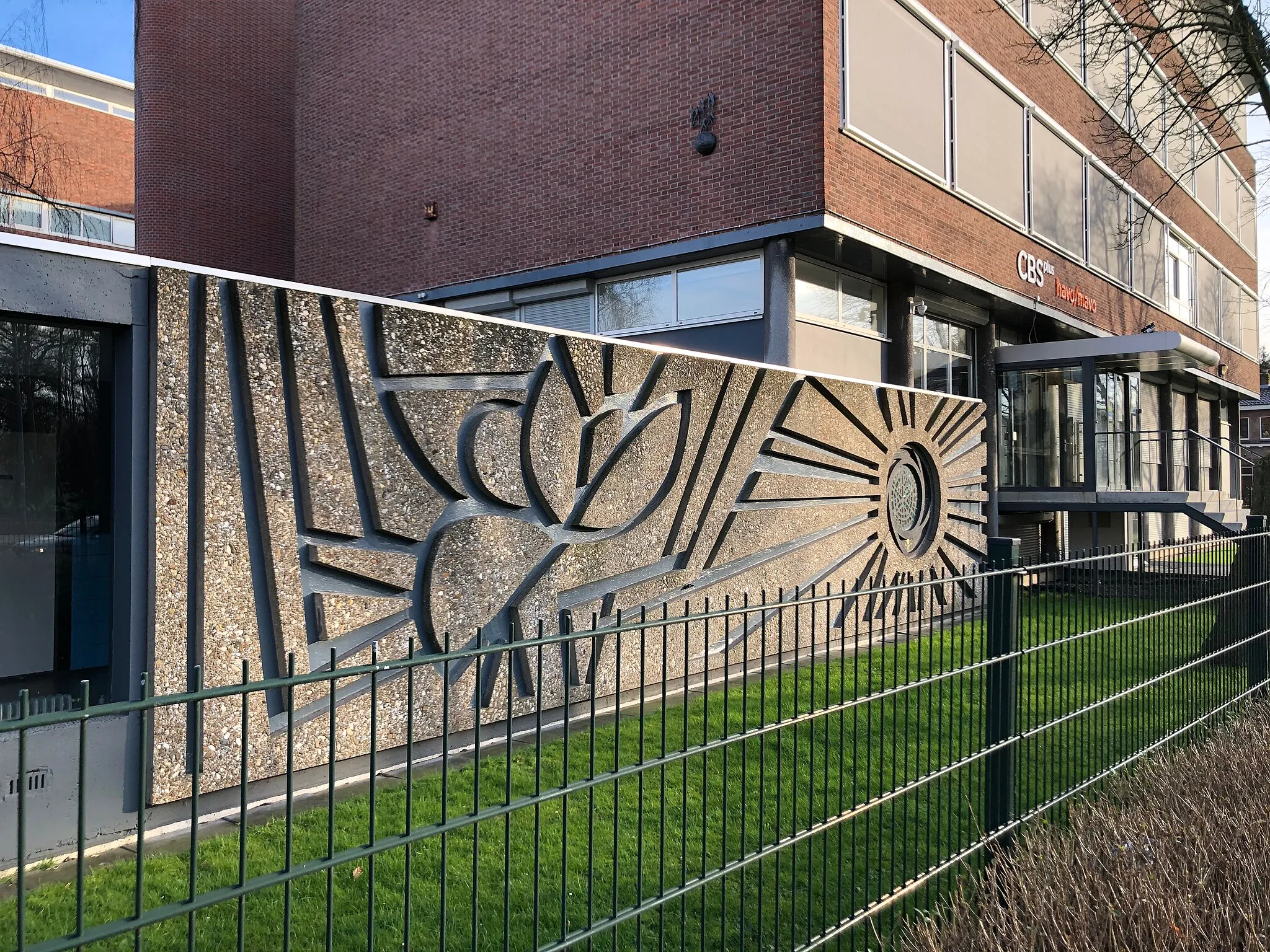 Photo showing: Public artwork, part of school in Rotterdam Zuid