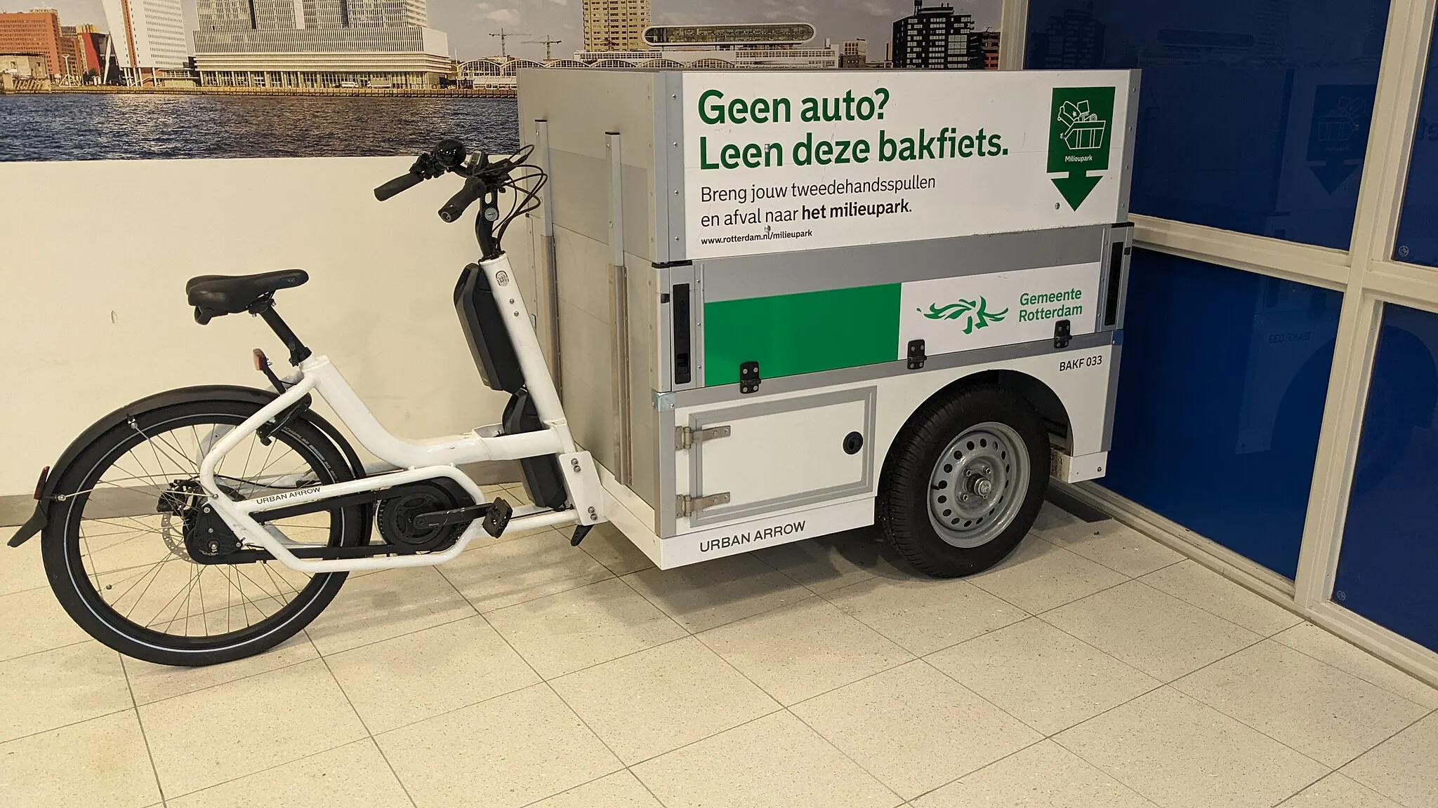 Photo showing: A rental bakfiets by the Municipality of Rotterdam, that is located in the Rotterdammer neighbourhood of IJsselmonde, Rotterdam-Zuid.