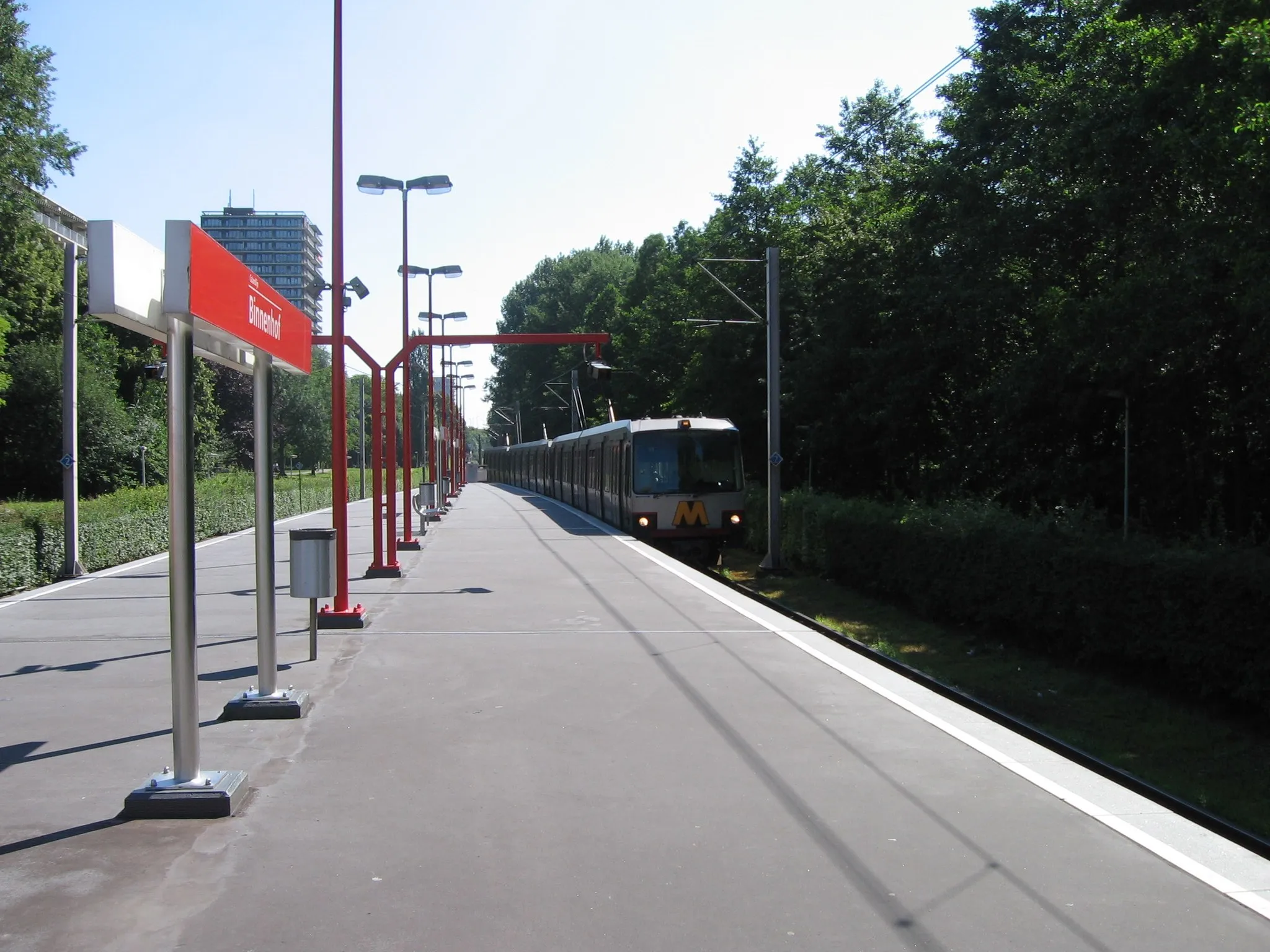 Photo showing: metro op perron 1 van metrostation Binnenhof.