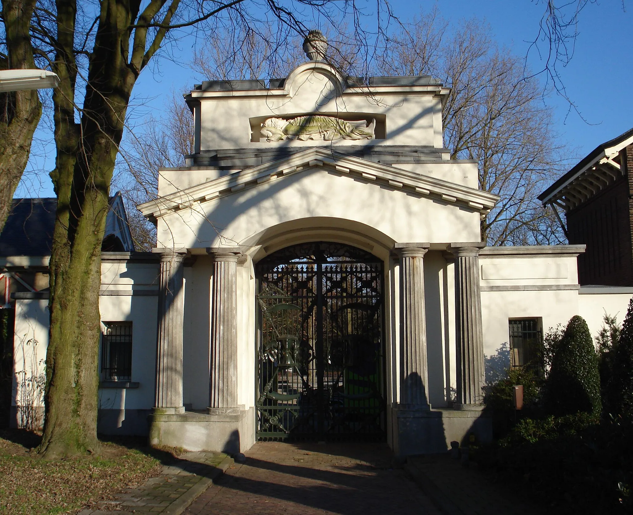 Photo showing: Rotterdam, begraafplaats Nieuw Crooswijk. Het poortgebouw is de voormalige ingang van de begraafplaats. Rijksmonument.