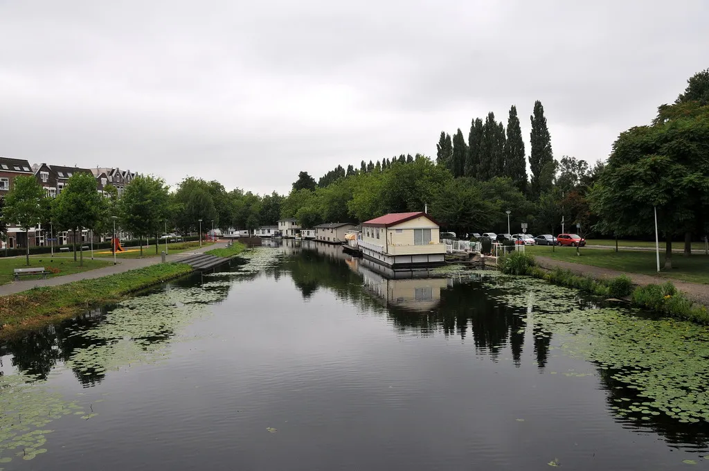 Photo showing: Vanaf bruggetje tussen Crooswijksebocht en Zwaanshalskade.