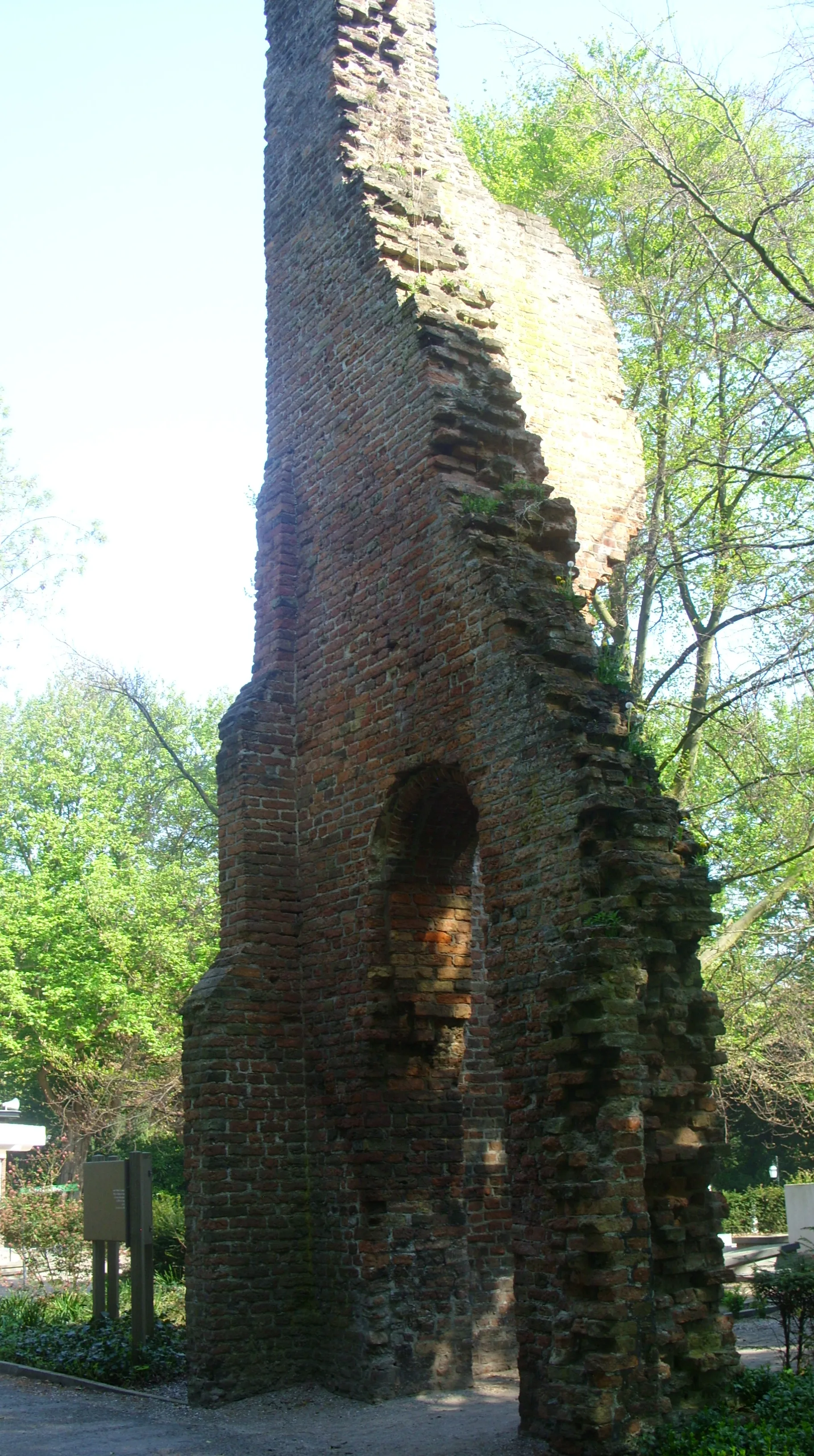 Photo showing: Ruins of a chapel built in 1247 on graveyard "Oud Eik en Duinen", The Hague, The Netherlands