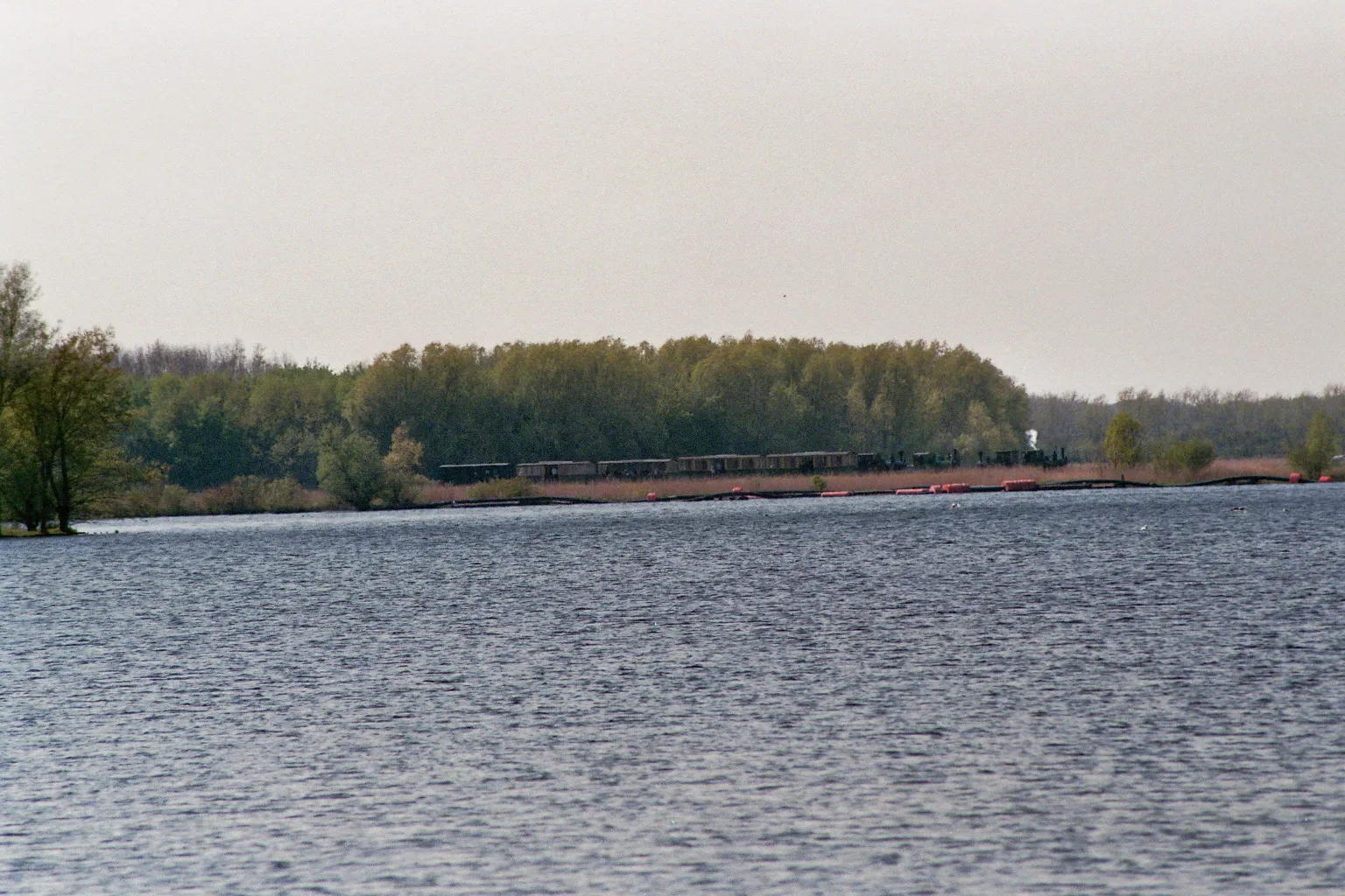 Photo showing: Aan het einde van de NVBS-jubileumdag werd de trein getrokken door vier gekoppelde stoomlocomotieven.
Camera: Canon Eos 3000

Film: Fujifilm Superia 400 ISO