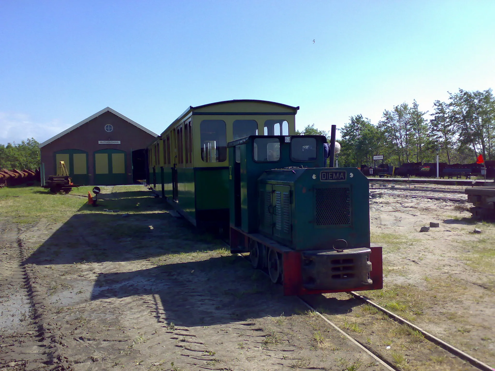 Photo showing: P-series tram with diesel loc