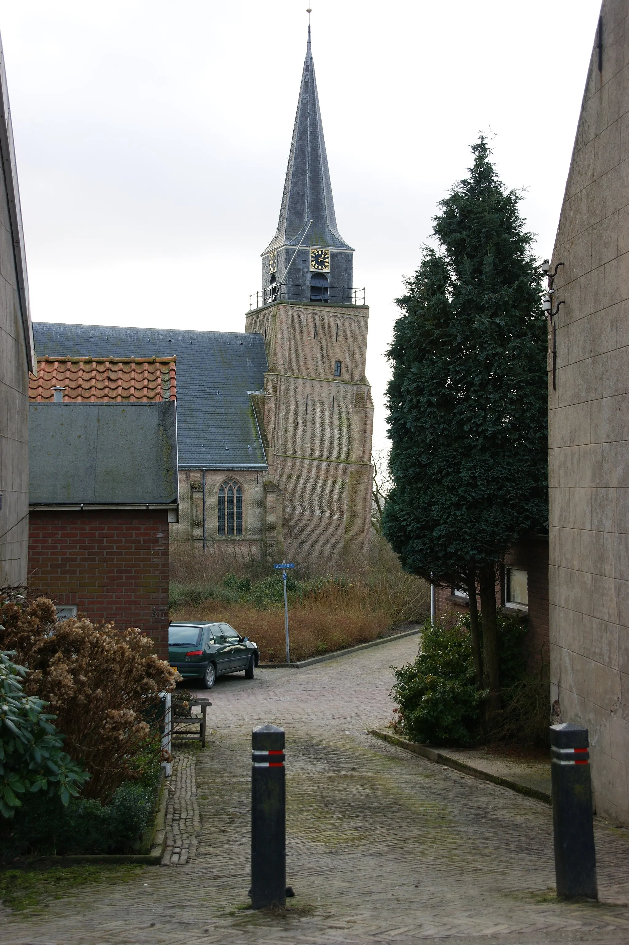 Photo showing: Nederlands Hervormde Kerk te Heinenoord, gebouwd in de 15e eeuw. De toren is schever dan de Toren van Pisa maar de spits is er in 1772 loodrecht opgezet.