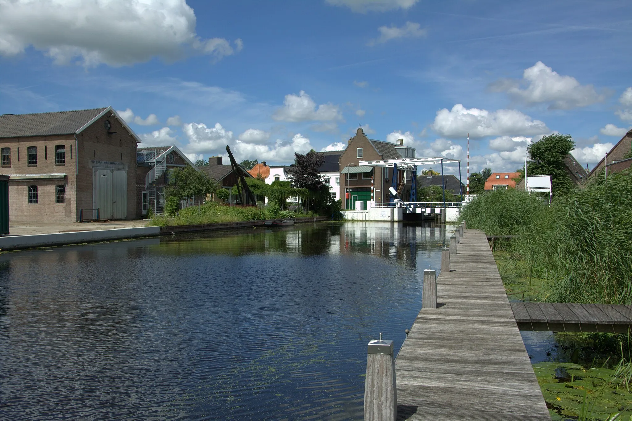 Photo showing: Op de foto het buurtschap Weijpoort tussen Bodegraven en Nieuwerbrug aan den Rijn. Gezien vanaf een steiger aan de Dubbele Wiricke.