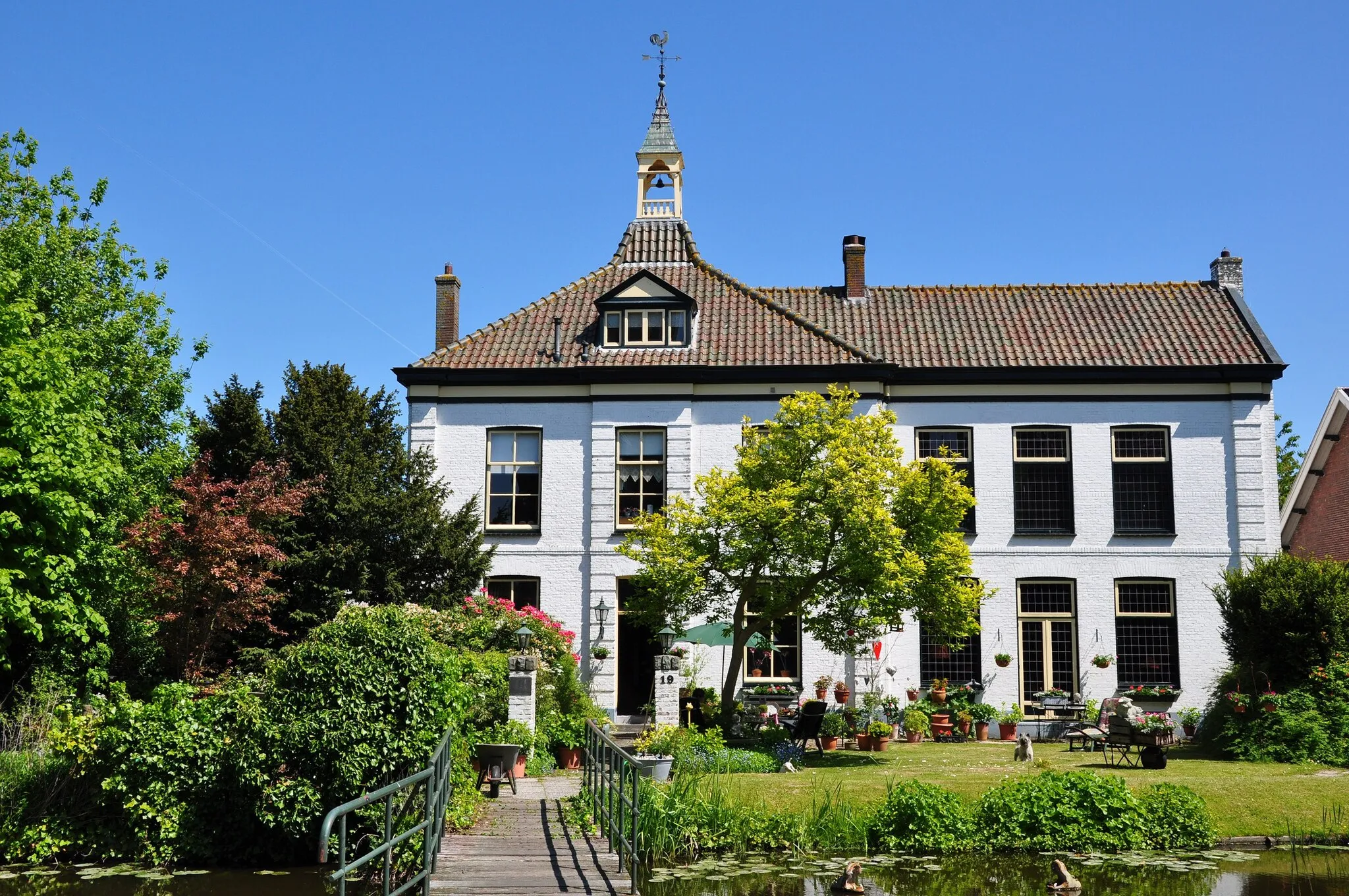 Photo showing: Former monastery of the Franciscan Order, containing a girls' school, in Zoeterwoude (Municipality of Zoeterwoude, Province South Holland, Netherlands). The building is from 1880. The Franciscan nuns left around 1965-1970.