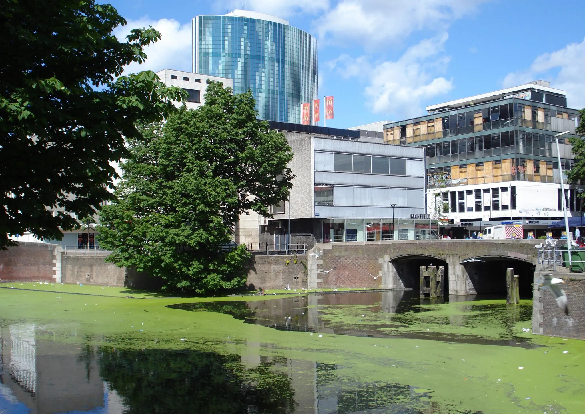 Photo showing: Rotterdam centrum, Steiger en uitwatering Rotte. Historische plaats in Rotterdam.