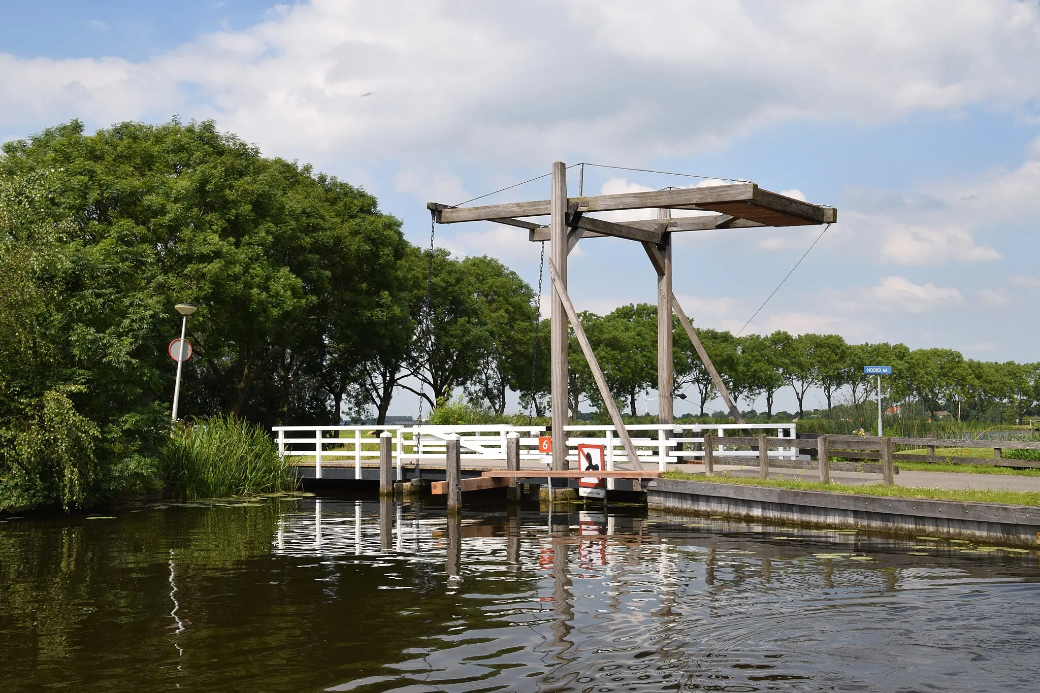 Photo showing: De eerste brug over de Weipoortse vliet vanaf het Noord Aa.