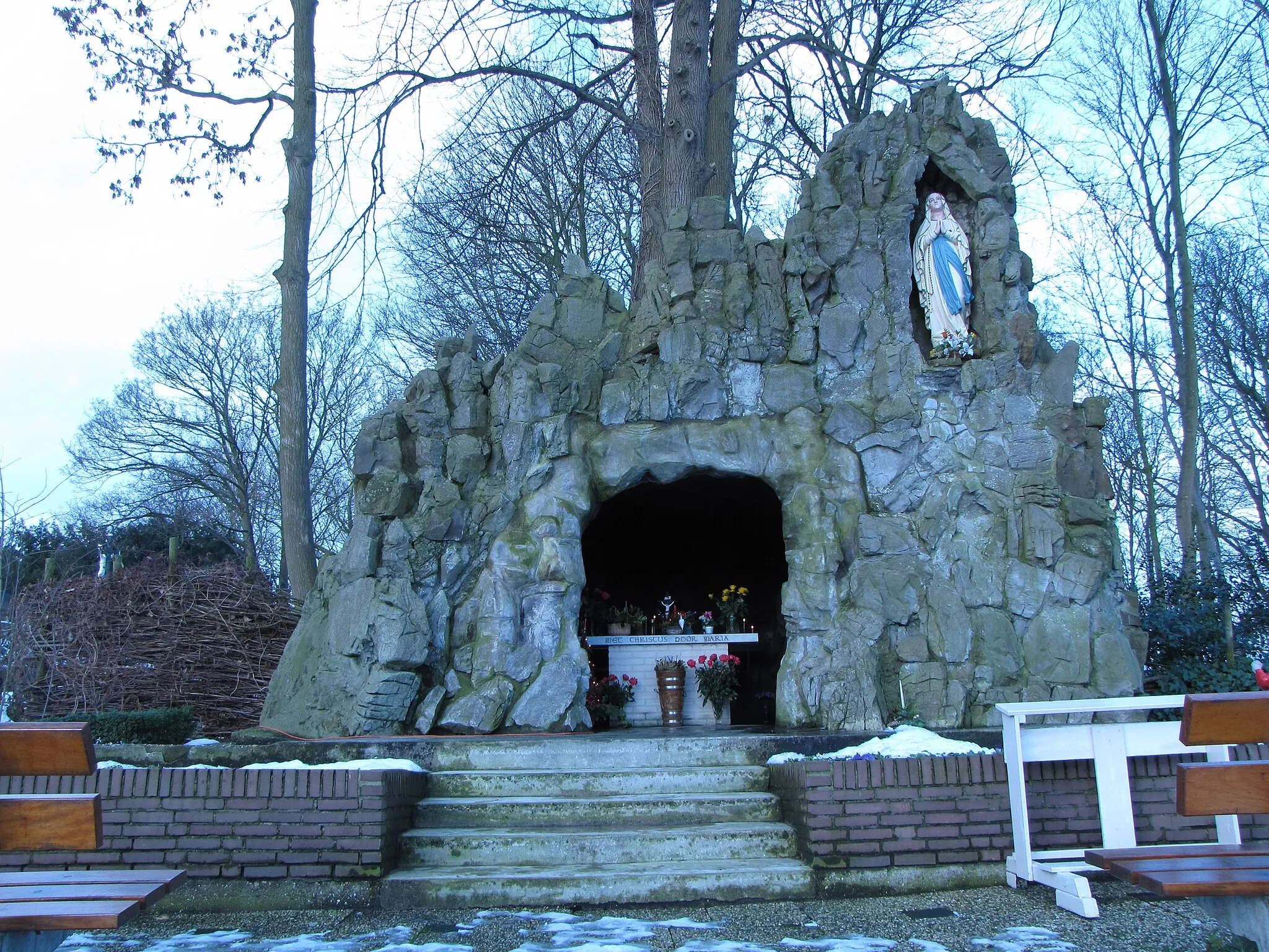 Photo showing: Mariagrot / Lourdes grot achter de Rooms Katholieke kerk op het Noordeinde (gemeente Nieuwkoop)