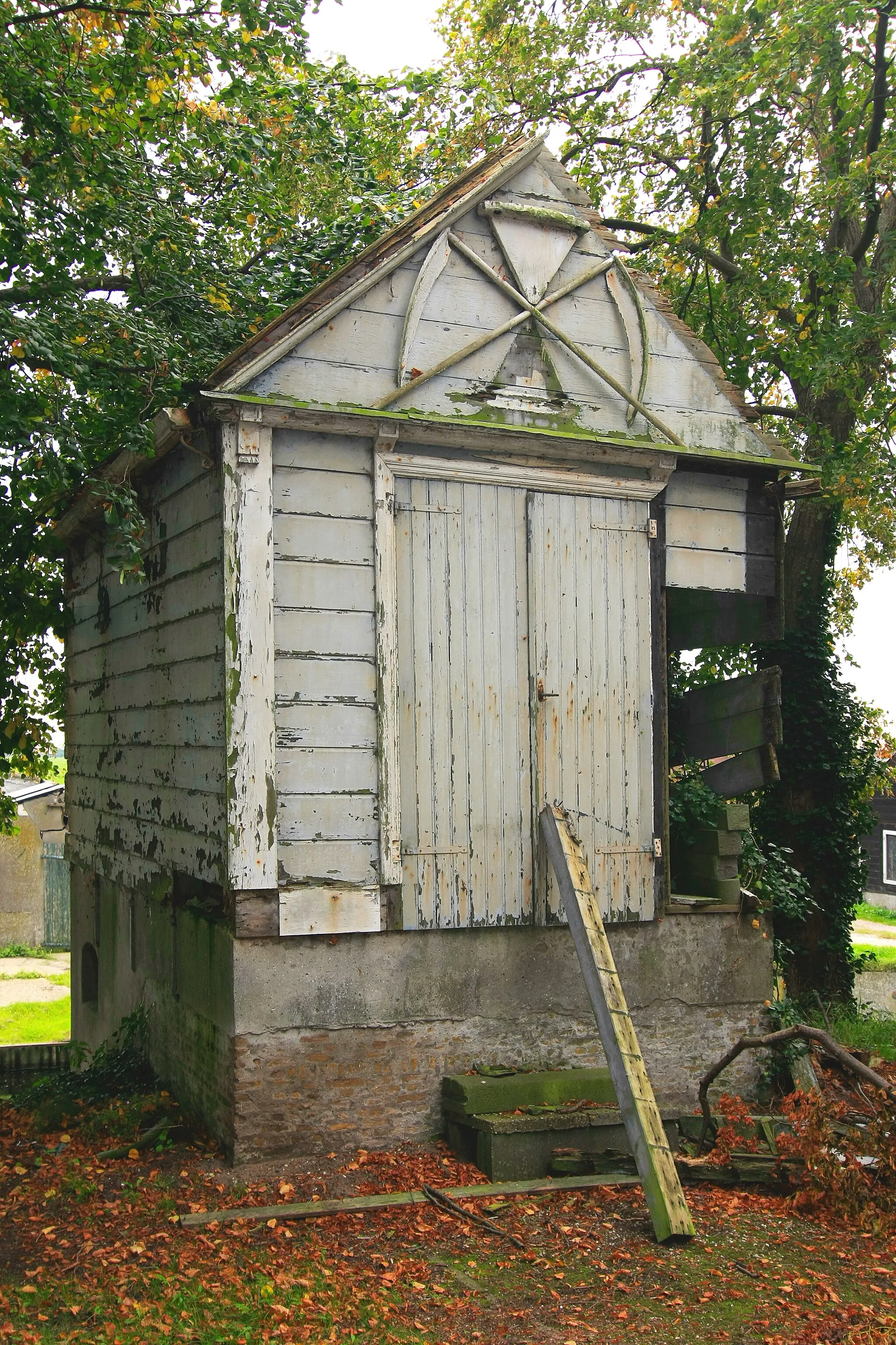Photo showing: A small house on a cemetry where the death are shown before they are put in the ground. It's the cemetry from Ouderkerk aan de IJssel.