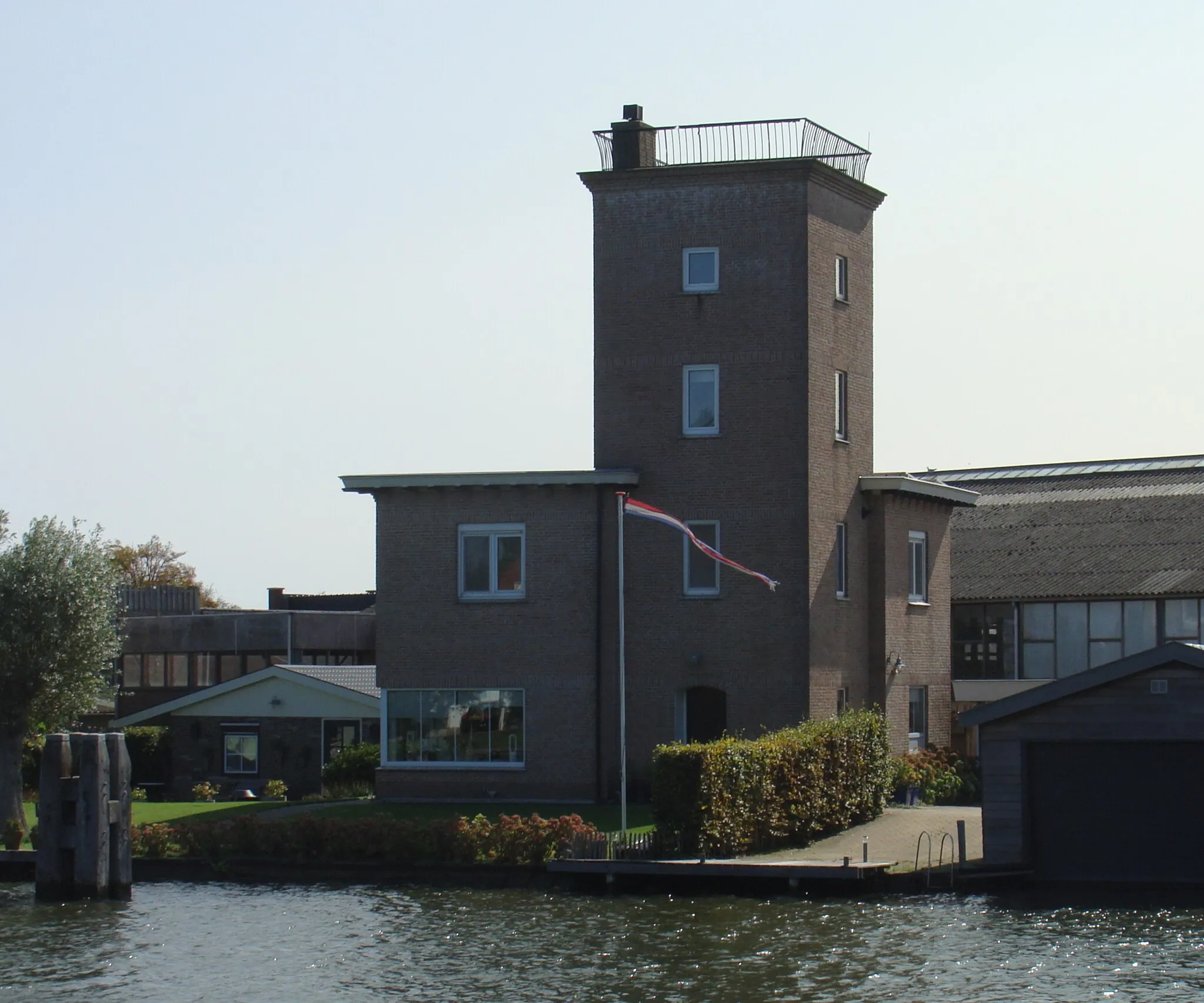 Photo showing: Rijnlands observatorium, former meteorological station of the Rijnland water board in Oude Wetering (Zuid-Holland) in the Netherlands, as seen from the other side of the Haarlemmermeer ring canal