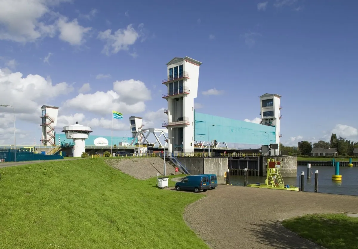 Photo showing: Stormvloedkering  -  Algerabrug: Overzicht Algerabrug, onderdeel van de Stormvloedkering, gezien vanaf de Ketensedijk (opmerking: Gefotografeerd voor Monumenten van Herrezen Nederland)