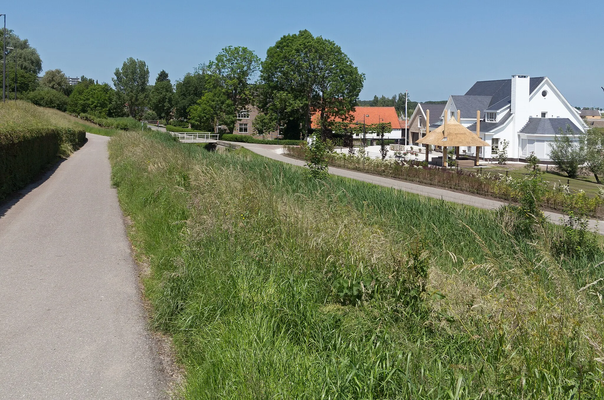 Photo showing: Maassluis, street view: de Weverskade (behind het Zwaluwflat)