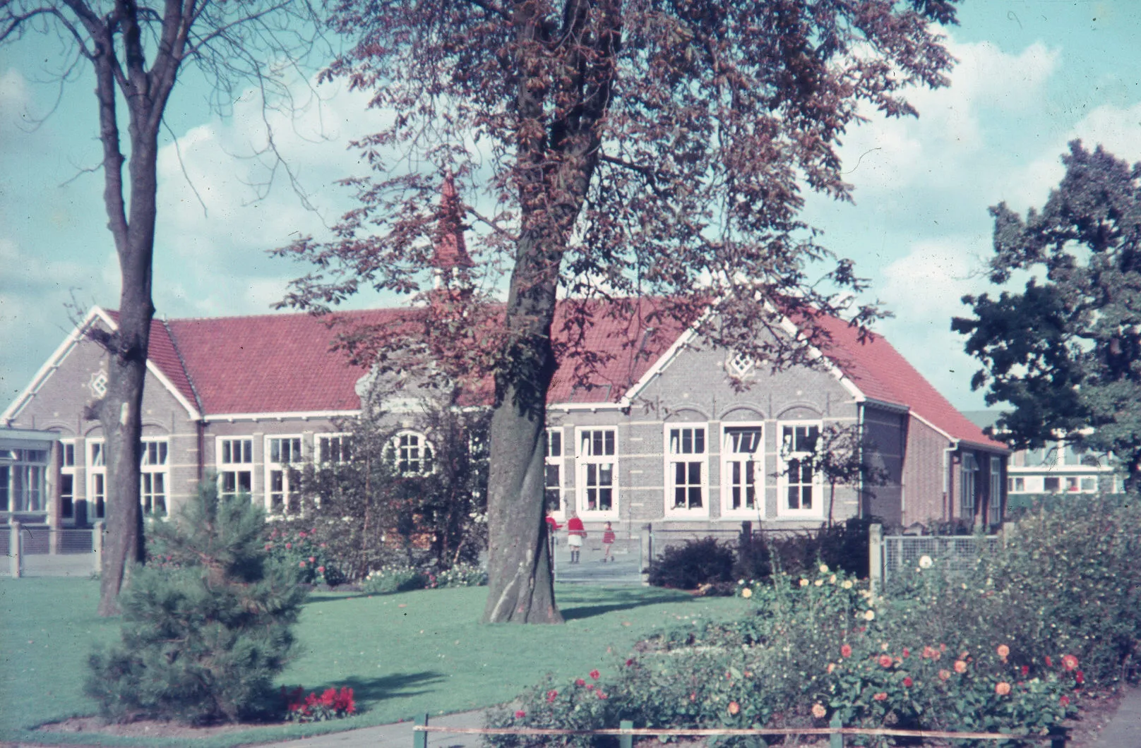 Photo showing: Foto van de Gereformeerde school in Maasland rond 1975.
