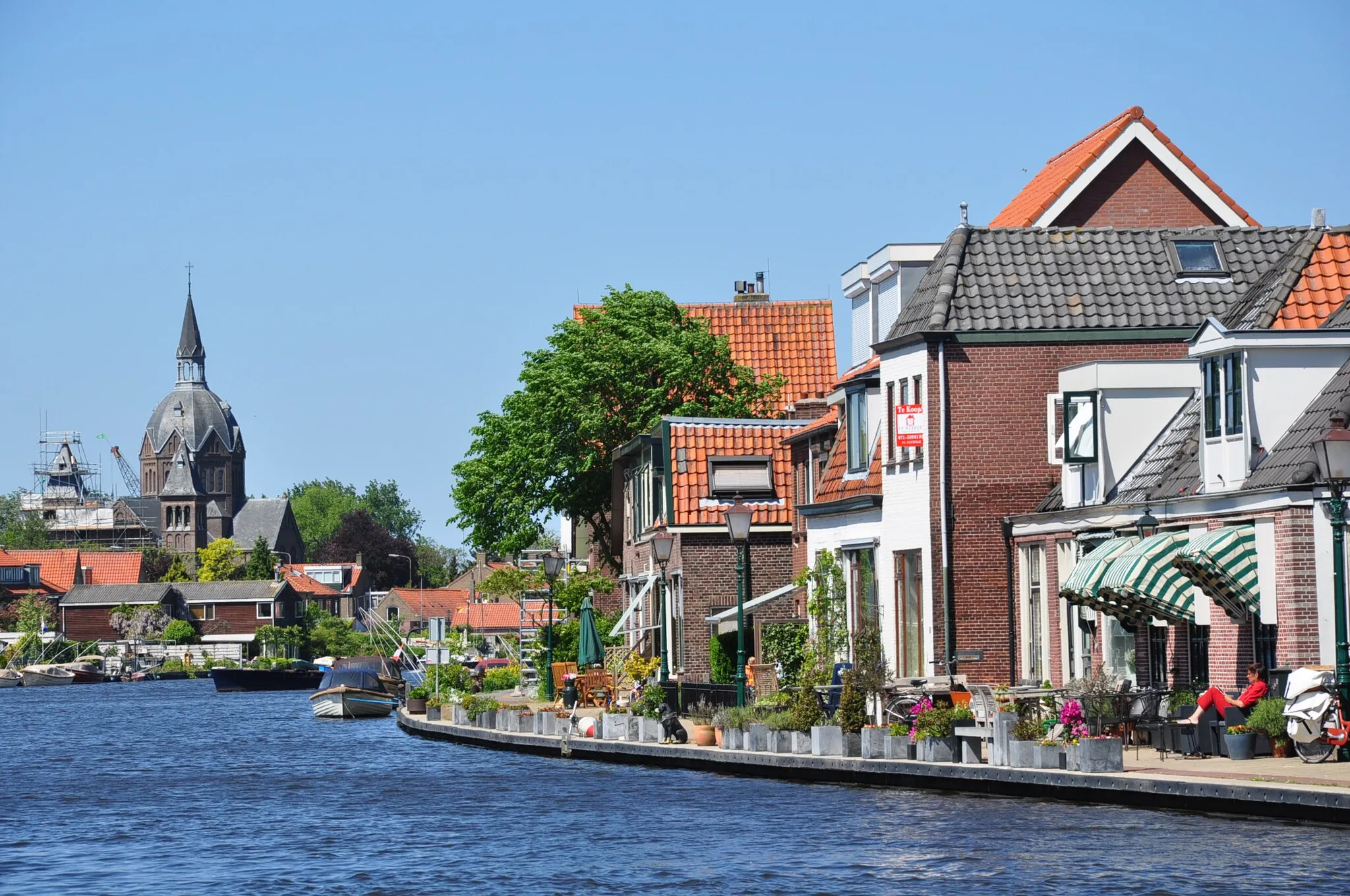 Photo showing: The Old Rhine between Leiderdorp (on the right shore) and Zoeterwoude-Rijndijk (left shore, with church), province of South Holland, Netherlands.