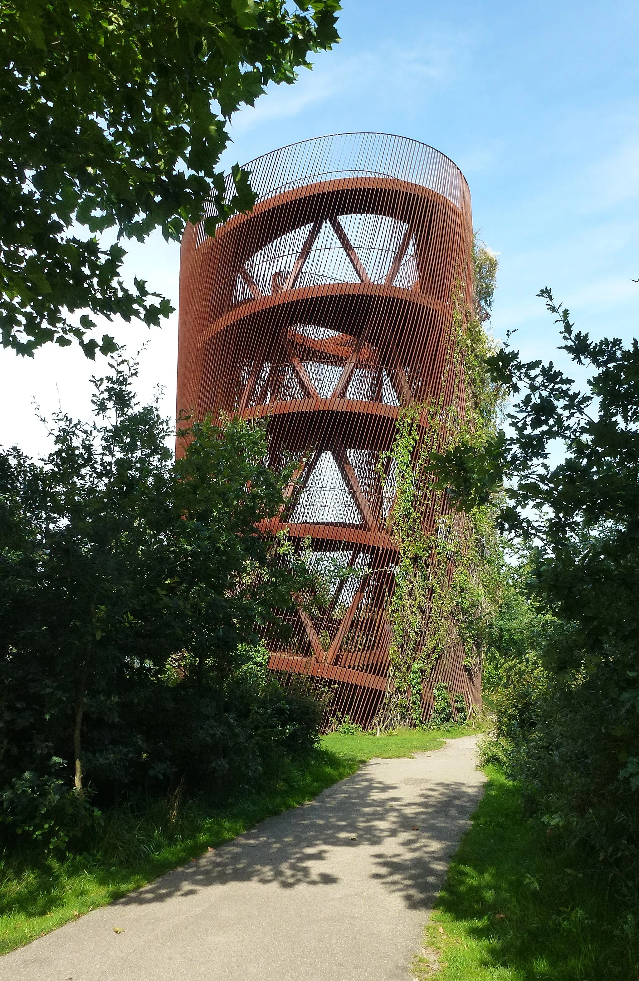 Photo showing: Observatorium van Lucas Lenglet in het Máximapark in Utrecht. Het maakt deel uit van de Beeldenroute Máximapark. Het is een stalen uitkijktoren van 15 meter hoog en opgebouwd uit cirkels. Klimplanten moeten de toren langzaam overwoekeren.