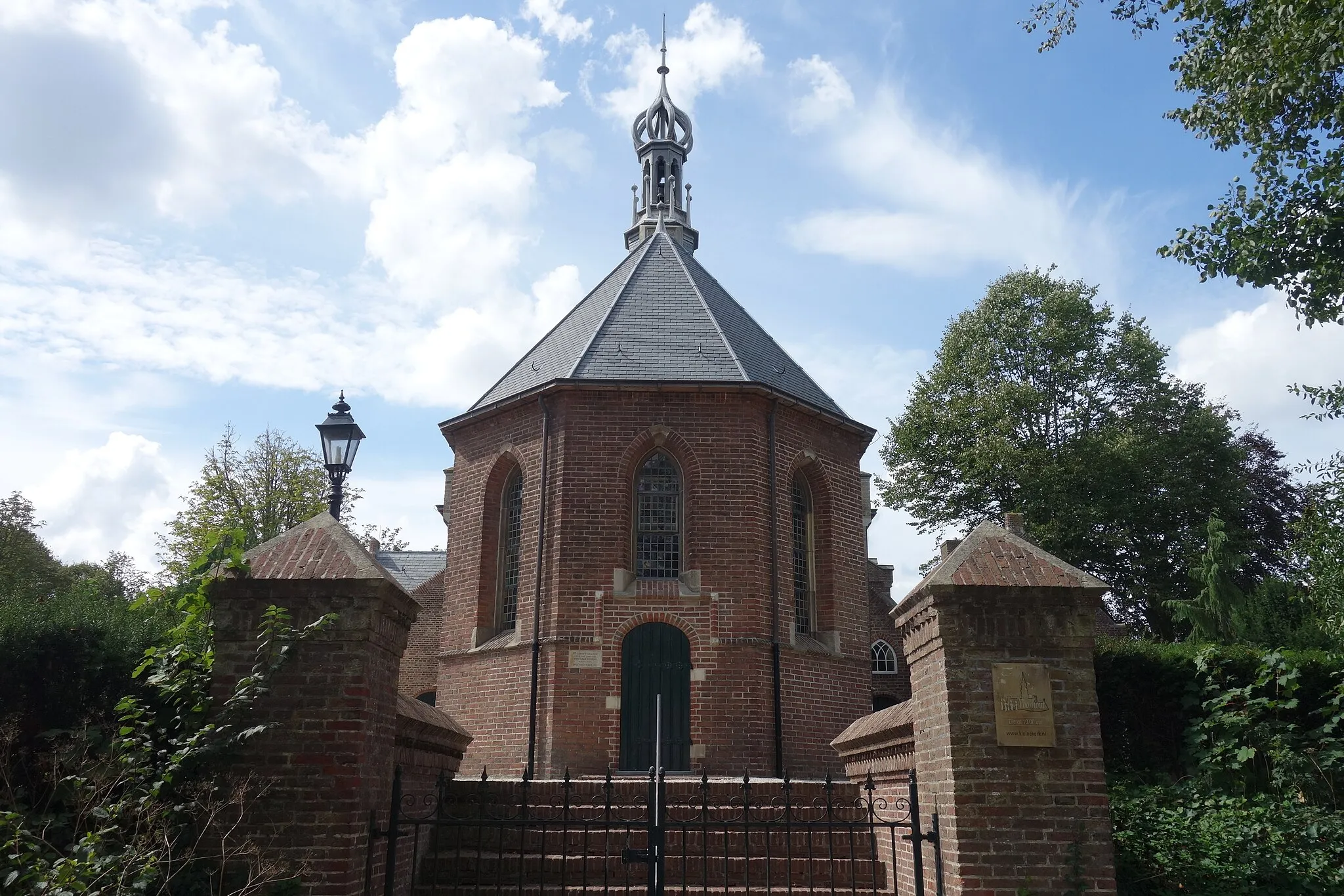 Photo showing: De Kleine Kerk van Voorthout gezien vanaf de Doctor Aletta Jacobslaan ten westen van de kerk.