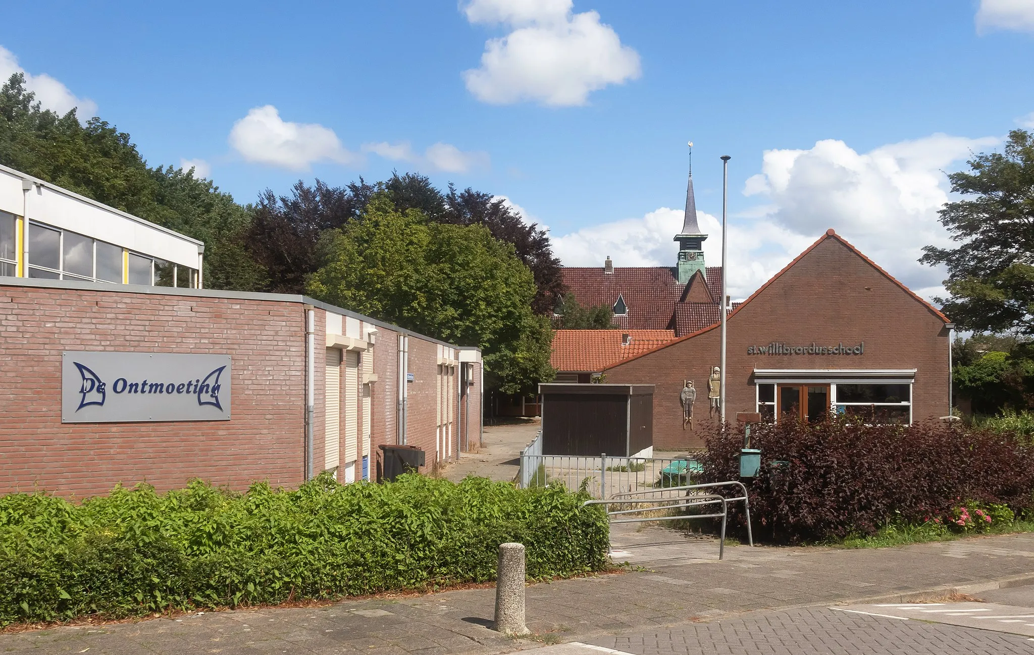 Photo showing: Buitenkaag, house of the village, church (Kerkcomplex Joannes Evangelist) and school