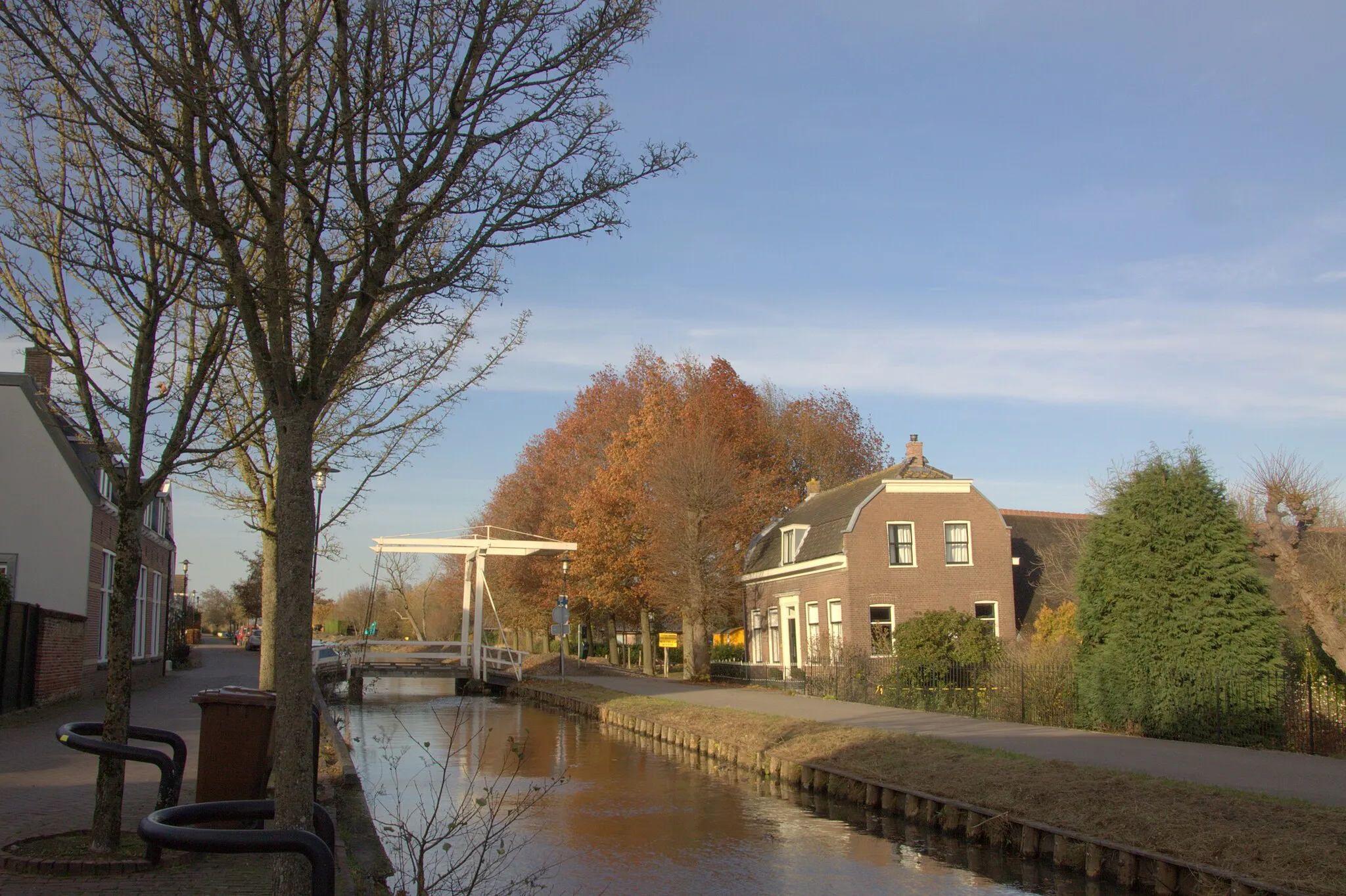 Photo showing: Midden in het dorp Kokengen in de gemeente Stichtse Vecht
met de wetering de Bijleveld en de buurt Heicop.