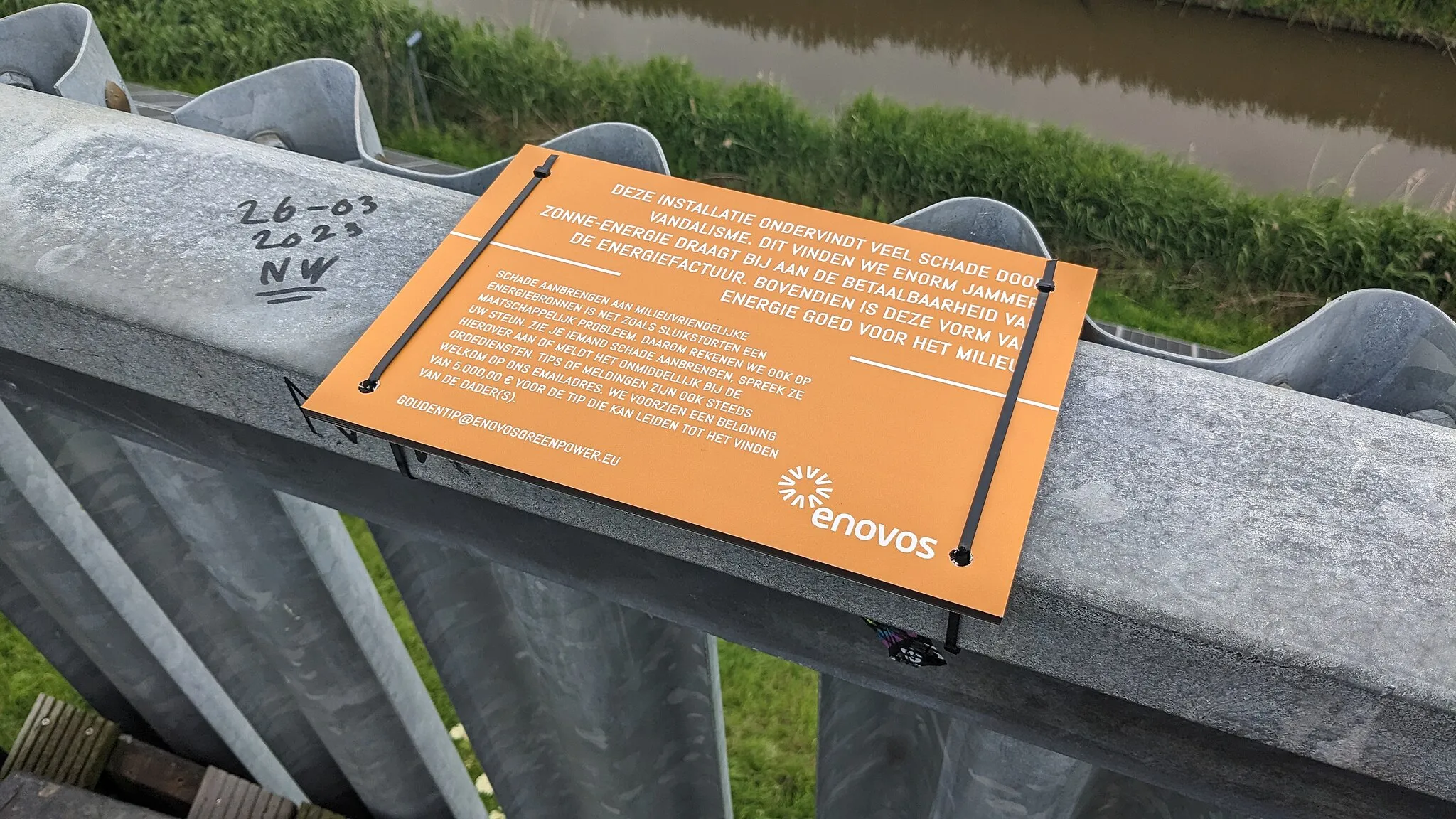 Photo showing: A local public (and permanent) anti-vandalism sign telling people that vandalism harms the solar panels operated by Enovos, that is located in the Rotterdammer neighbourhood of Terbregge, Hillegersberg-Schiebroek.